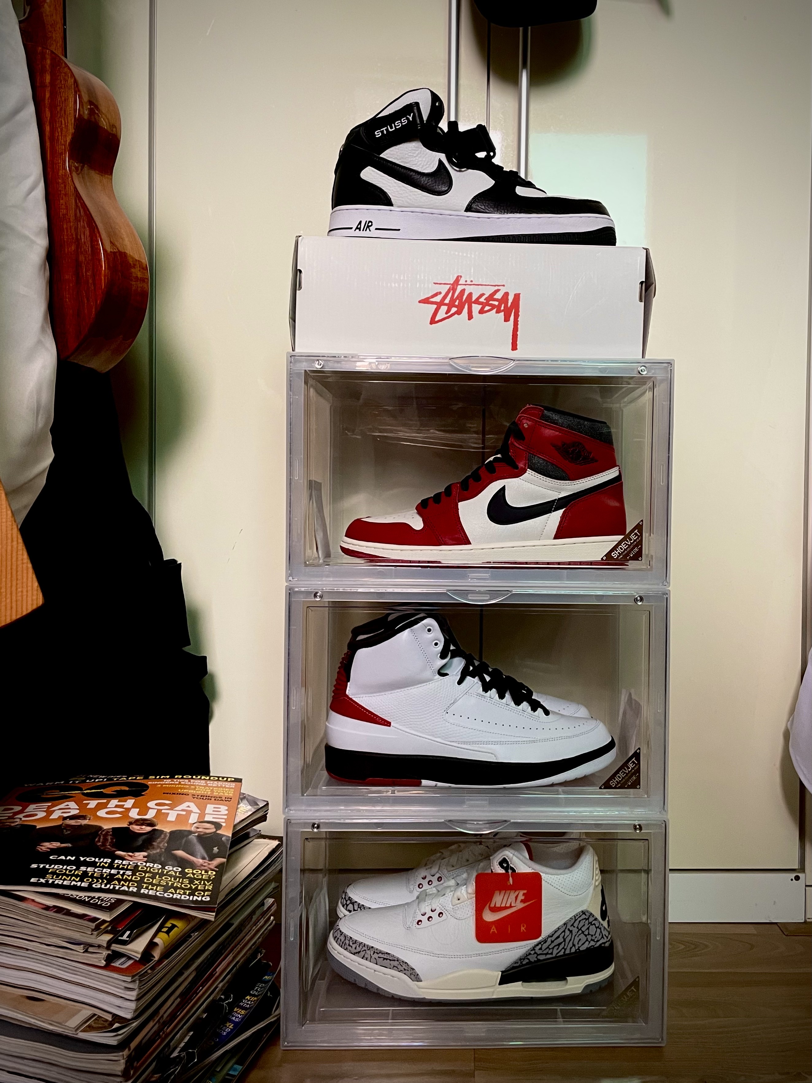 Nike x Stussy Air Force 1 '07 Mid SP Black and Light Bone, Jordan 1 Retro High OG Chicago 2022 착용 스타일