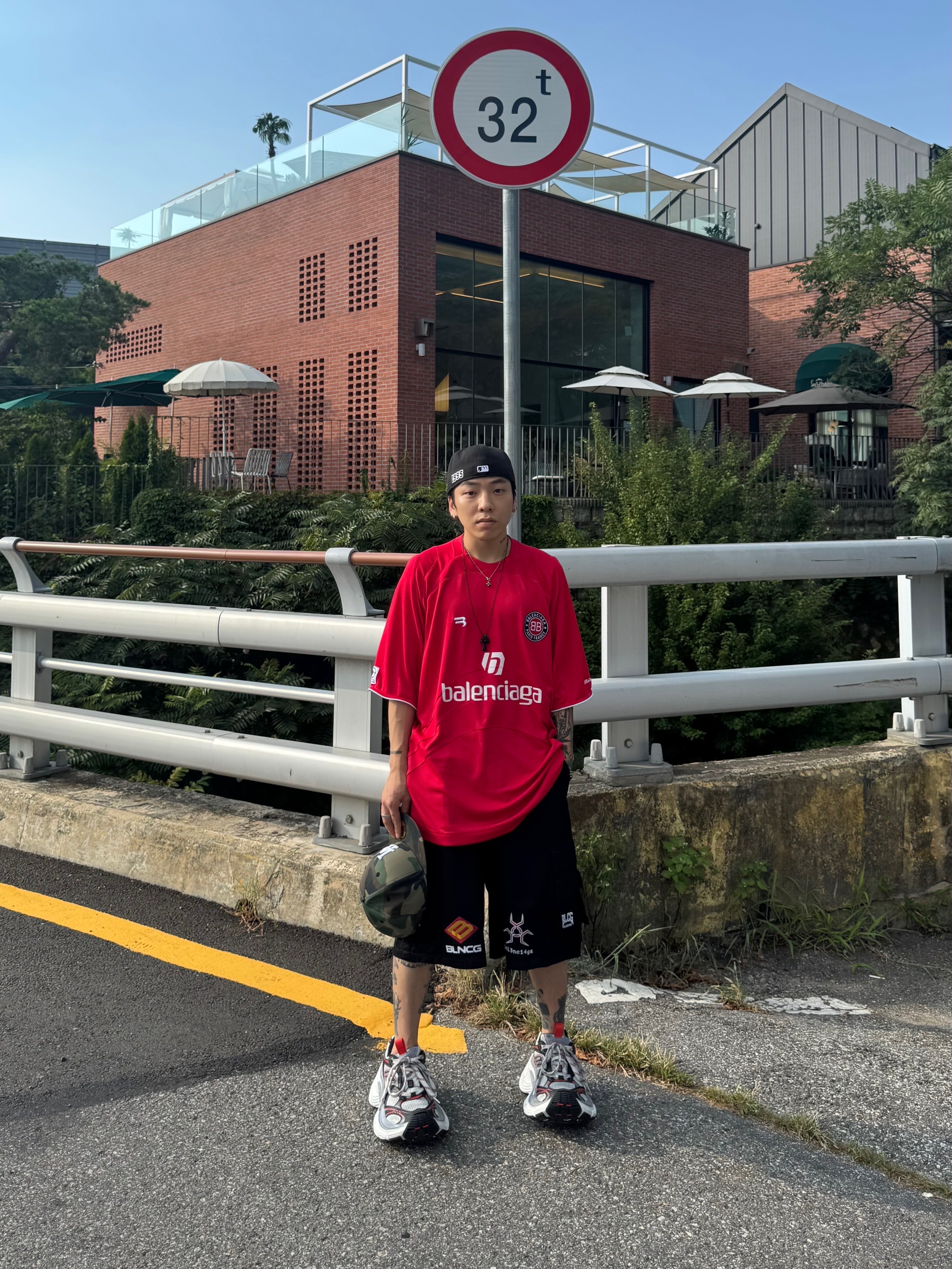 Balenciaga 10XL Sneakers Grey White Red 착용 스타일 - 2
