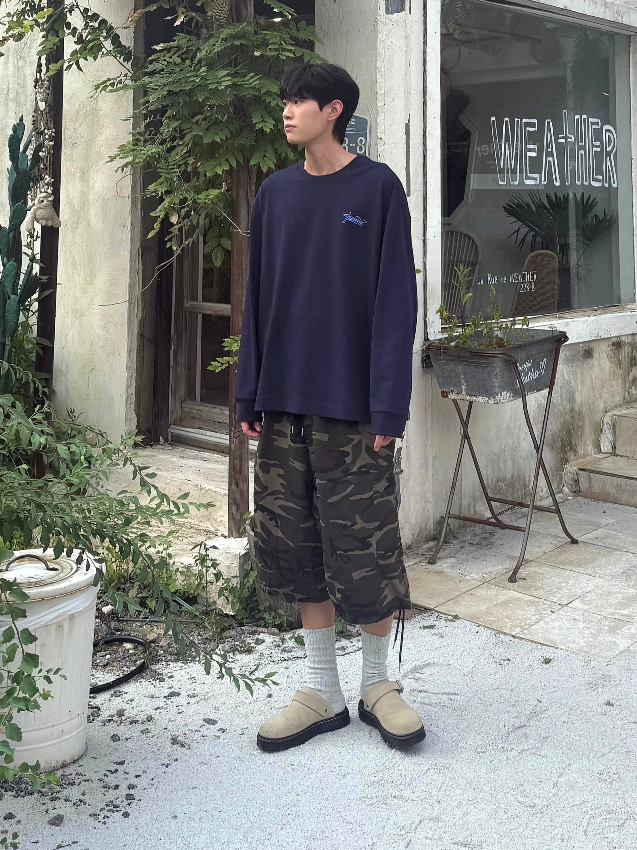 Dr. Martens Isham Desert Oasis Suede Mule Beige, Dr. Martens Isham Desert Oasis Suede Mule Beige 착용 스타일 - 1