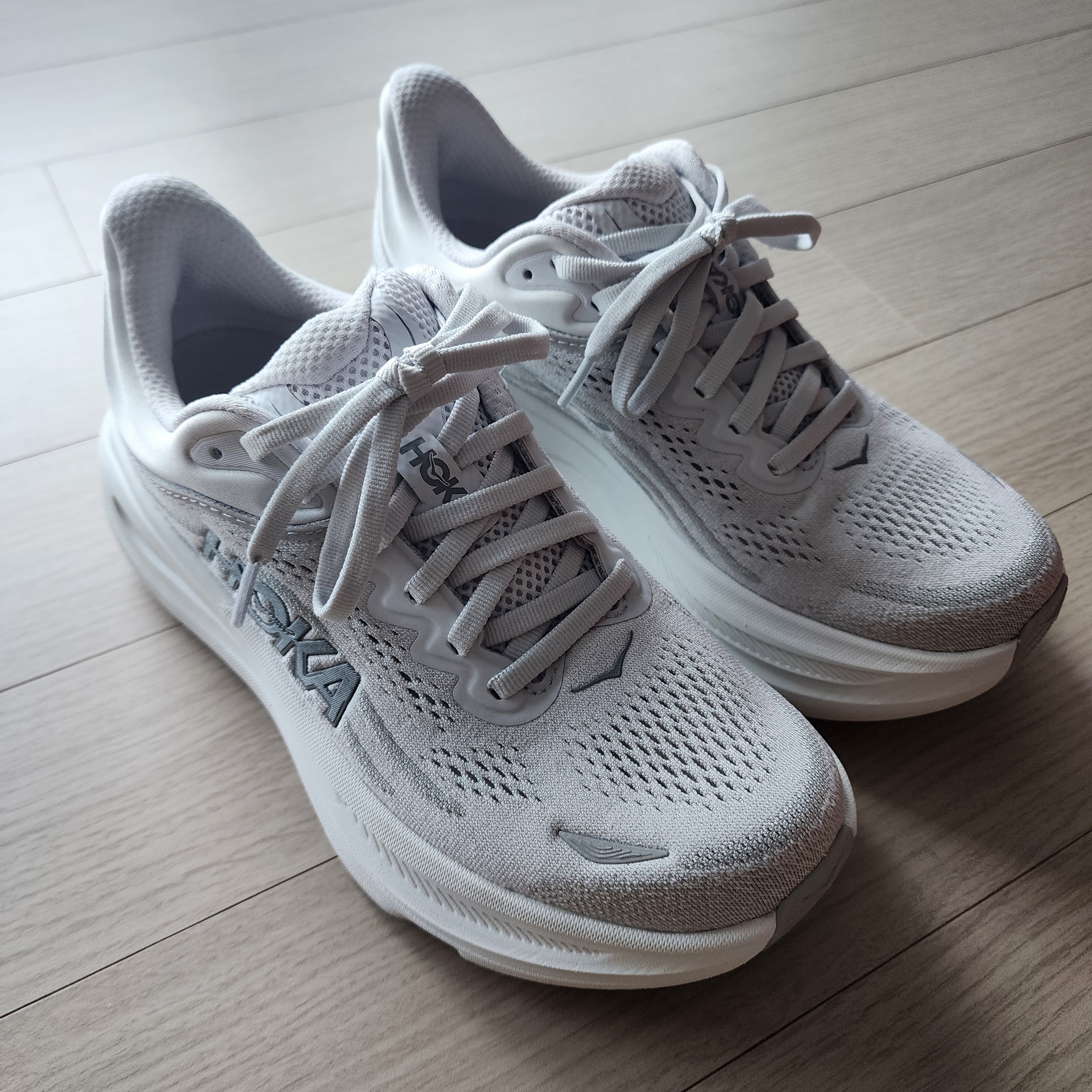 (W) Hoka Bondi 9 Stardust Silver - Wide 착용 스타일