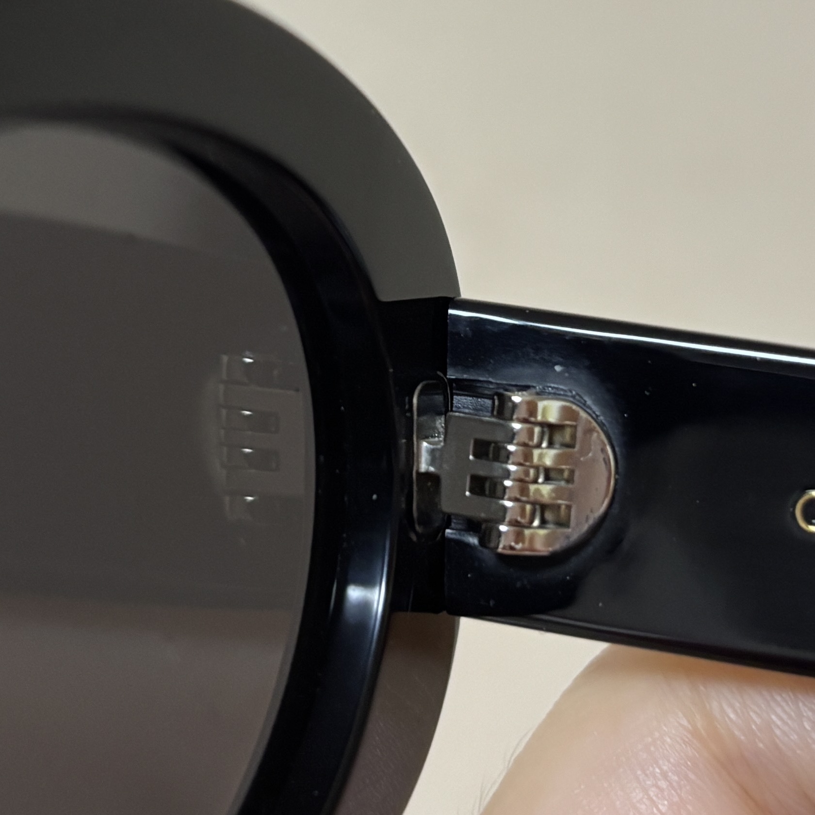 (W) Celine Triomphe 01 Sunglasses in Acetate Black 착용 스타일