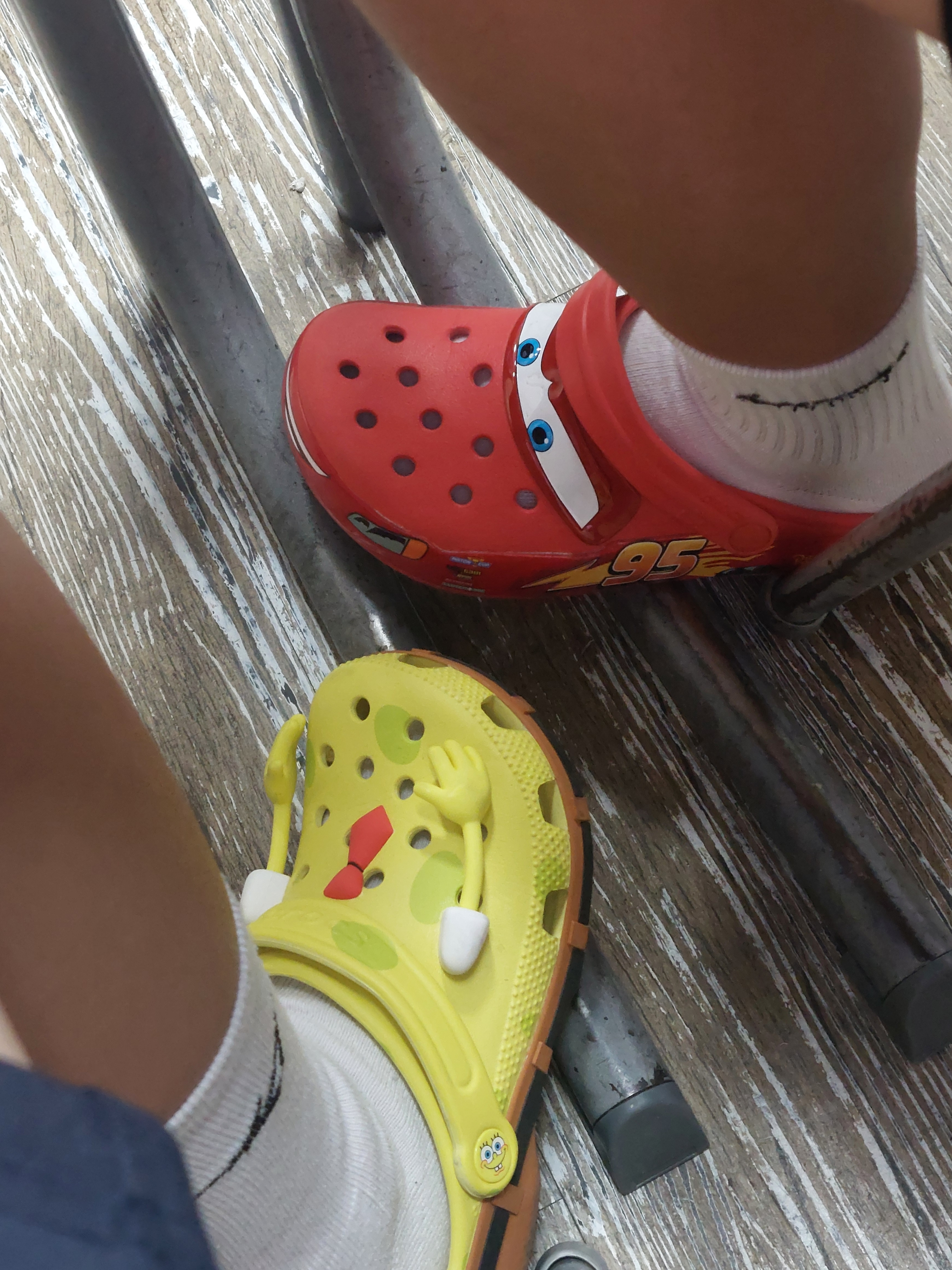 Crocs x Spongebob Classic Clog Banana 착용 스타일 - 3