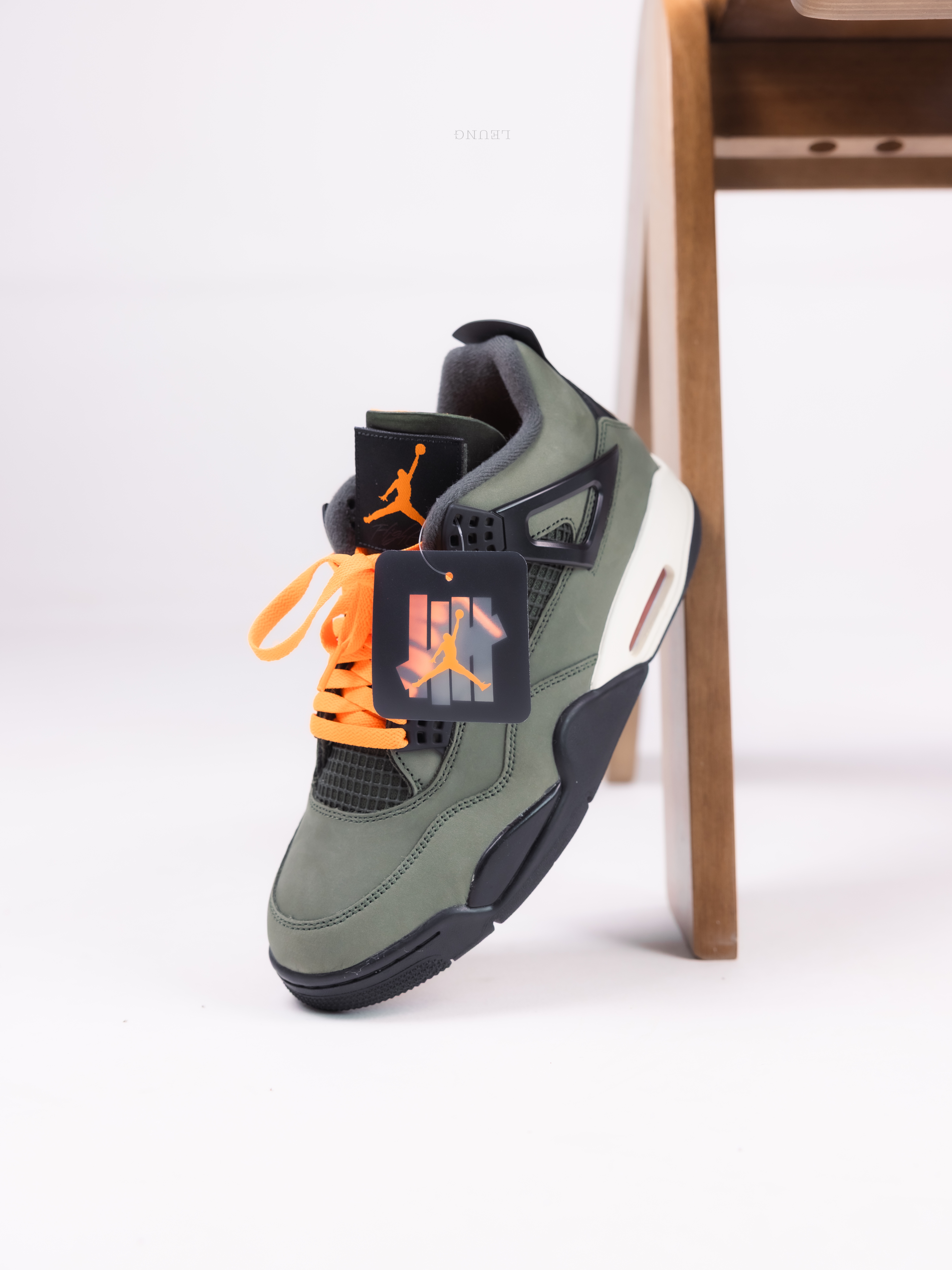 Jordan 4 x Undefeated Retro OG SP Deep Green and Clementine 착용 스타일 - 1