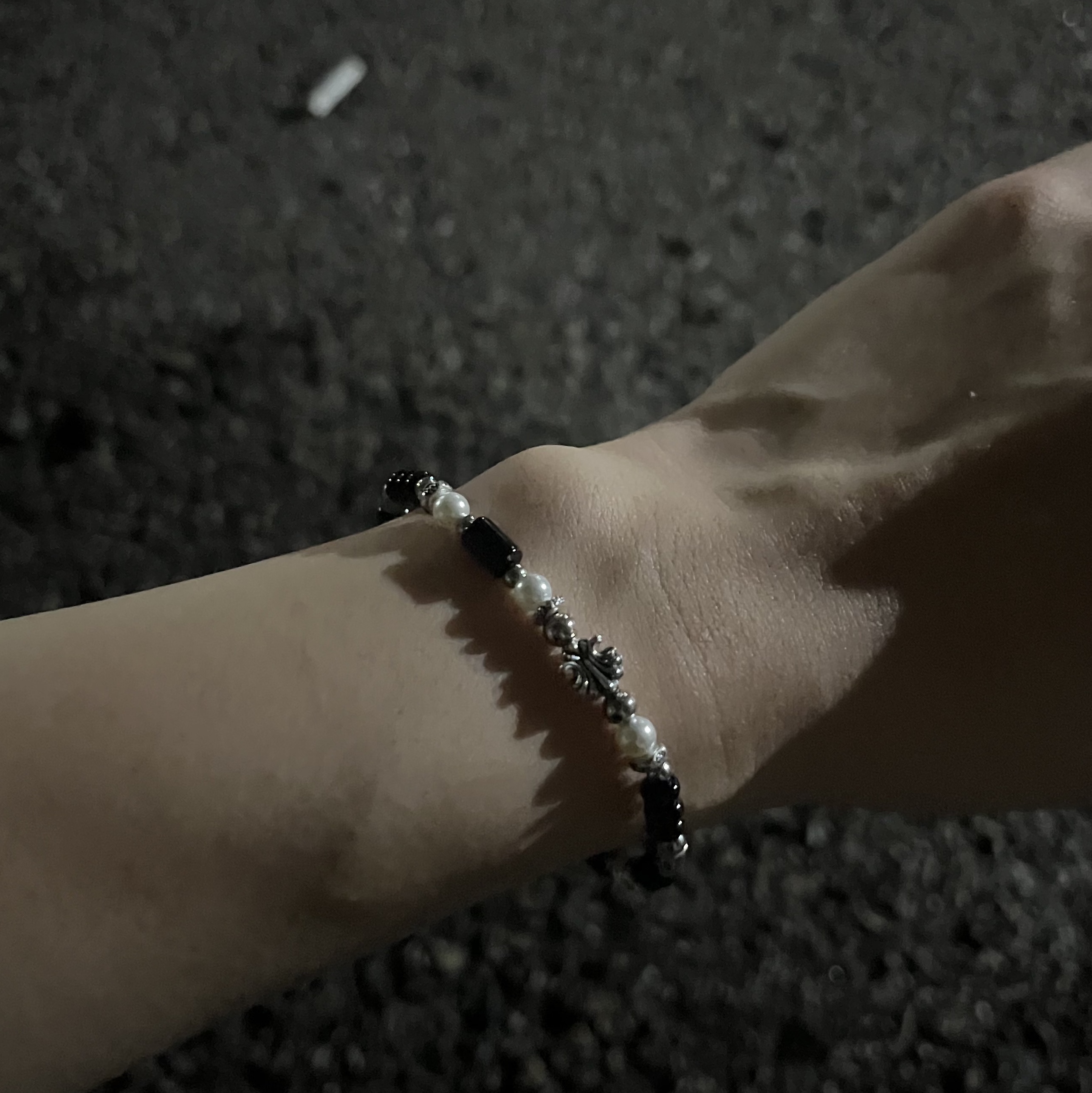 Scudo Garden Karen Beads Bracelet Black 착용 스타일
