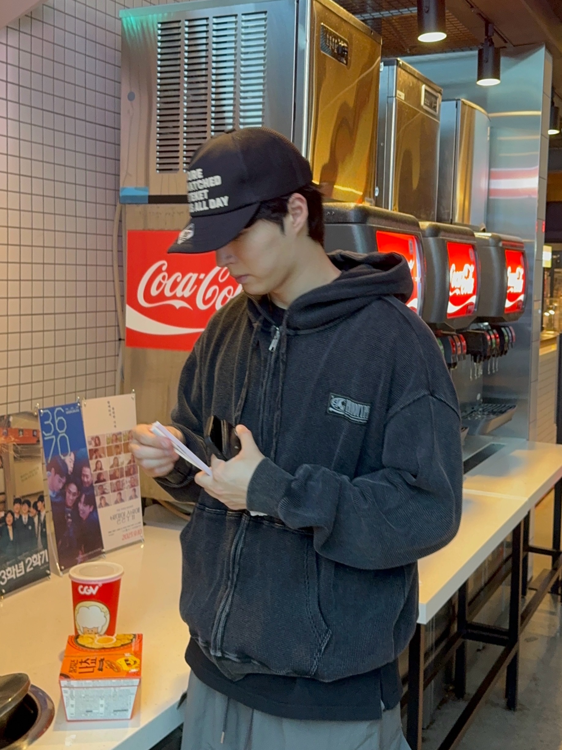 [더블적립] ETCE Gear Label Hoodie Zip Up Charcoal 착용 스타일 - 2