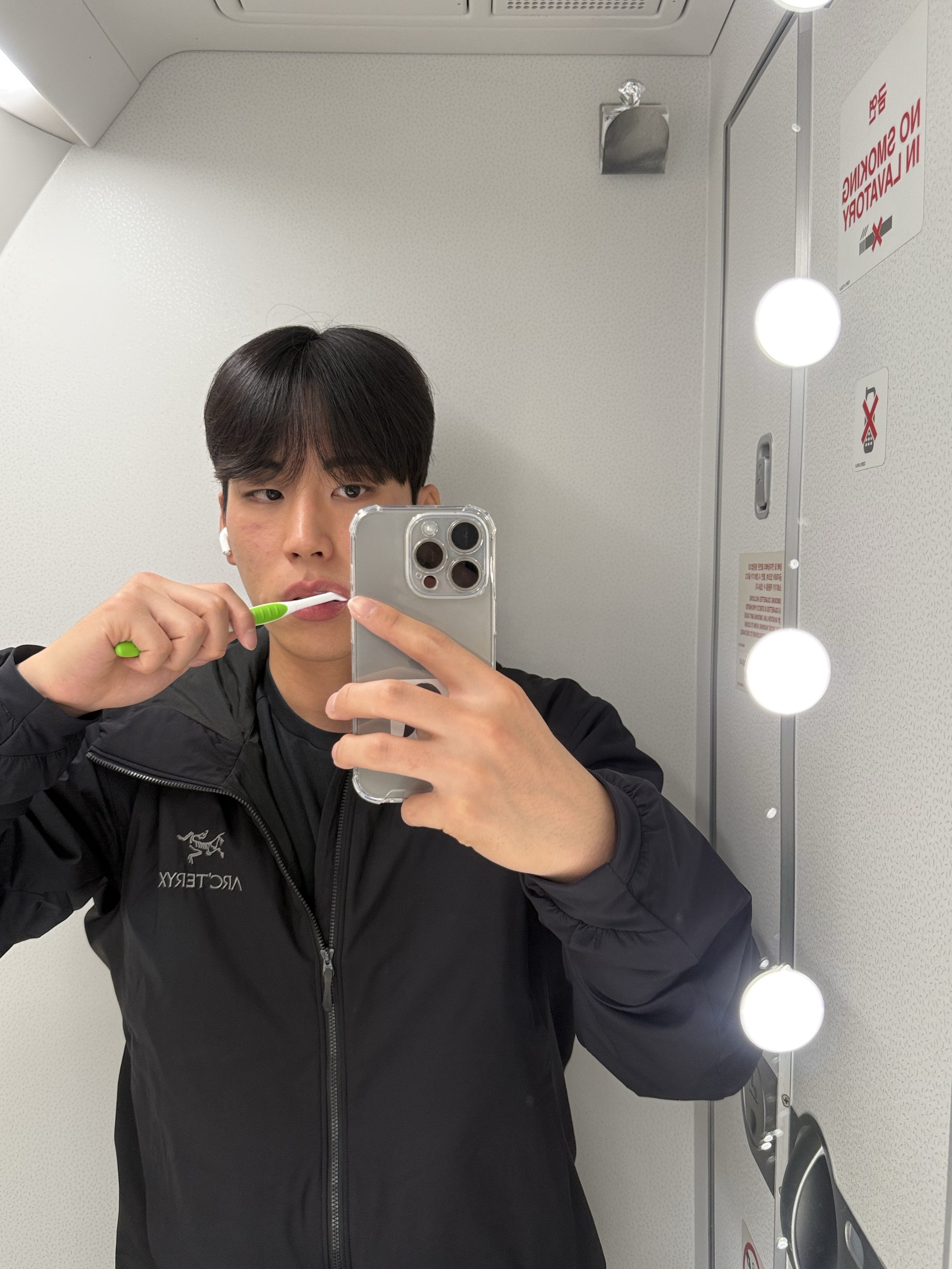 Arc'teryx Atom Hoody Black 착용 스타일 - 1