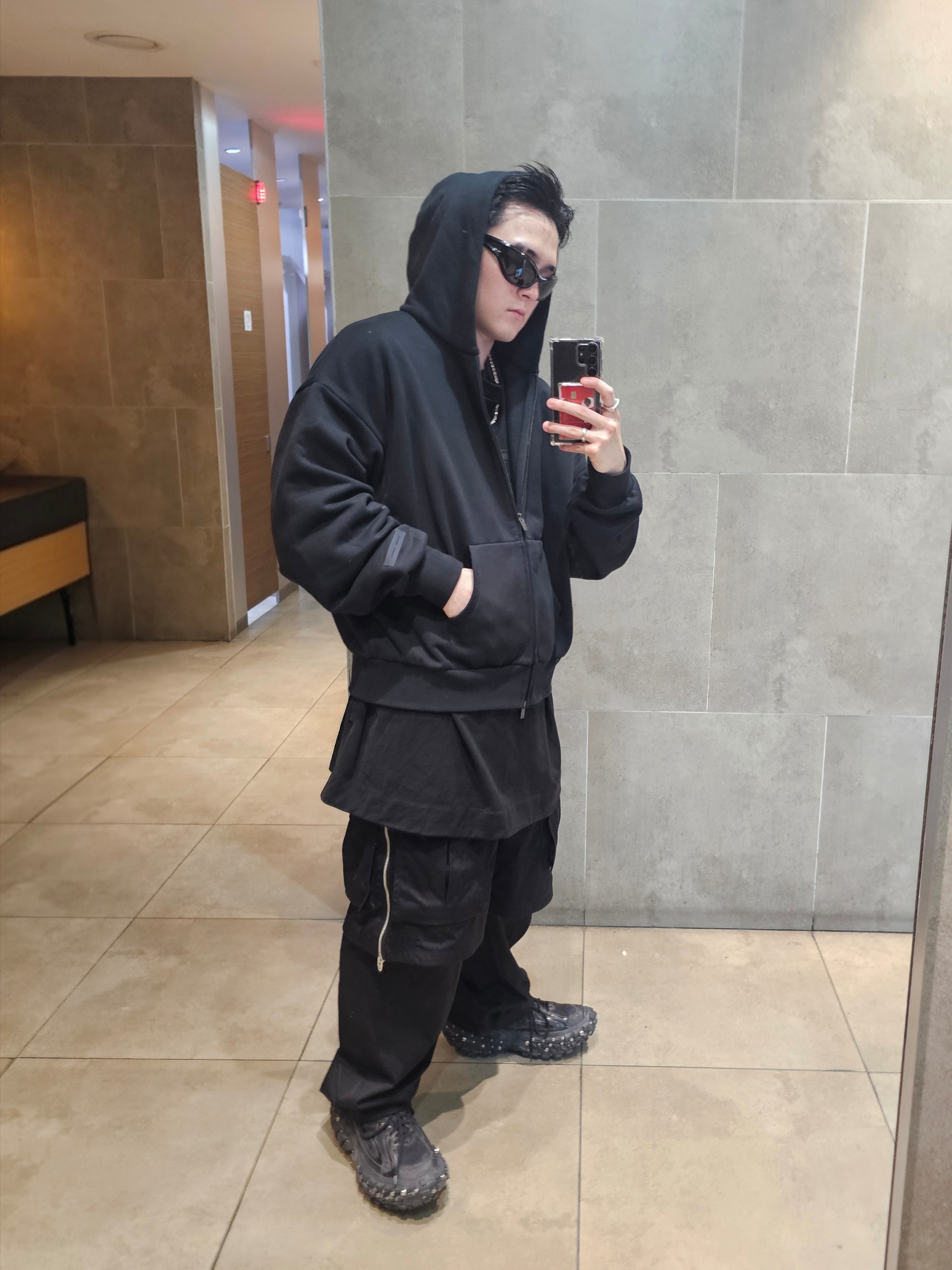 Balenciaga Bouncer Screw Sneakers Black 착용 스타일 - 3
