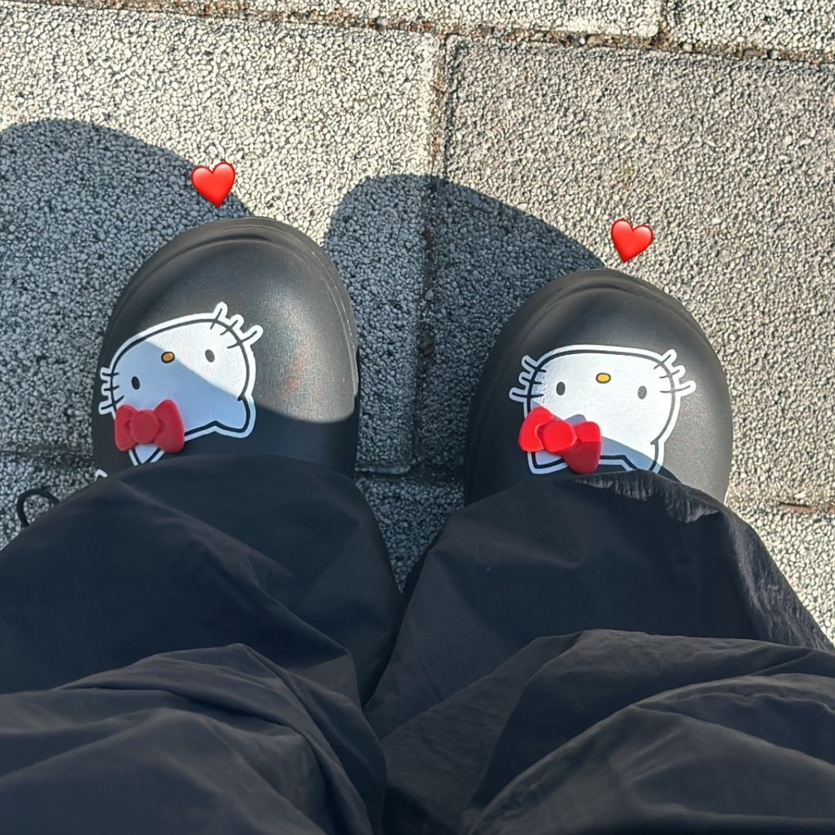 (W) Adidas x Hello Kitty Adifom Stan Smith Mules Core Black Red Cloud White 착용 스타일