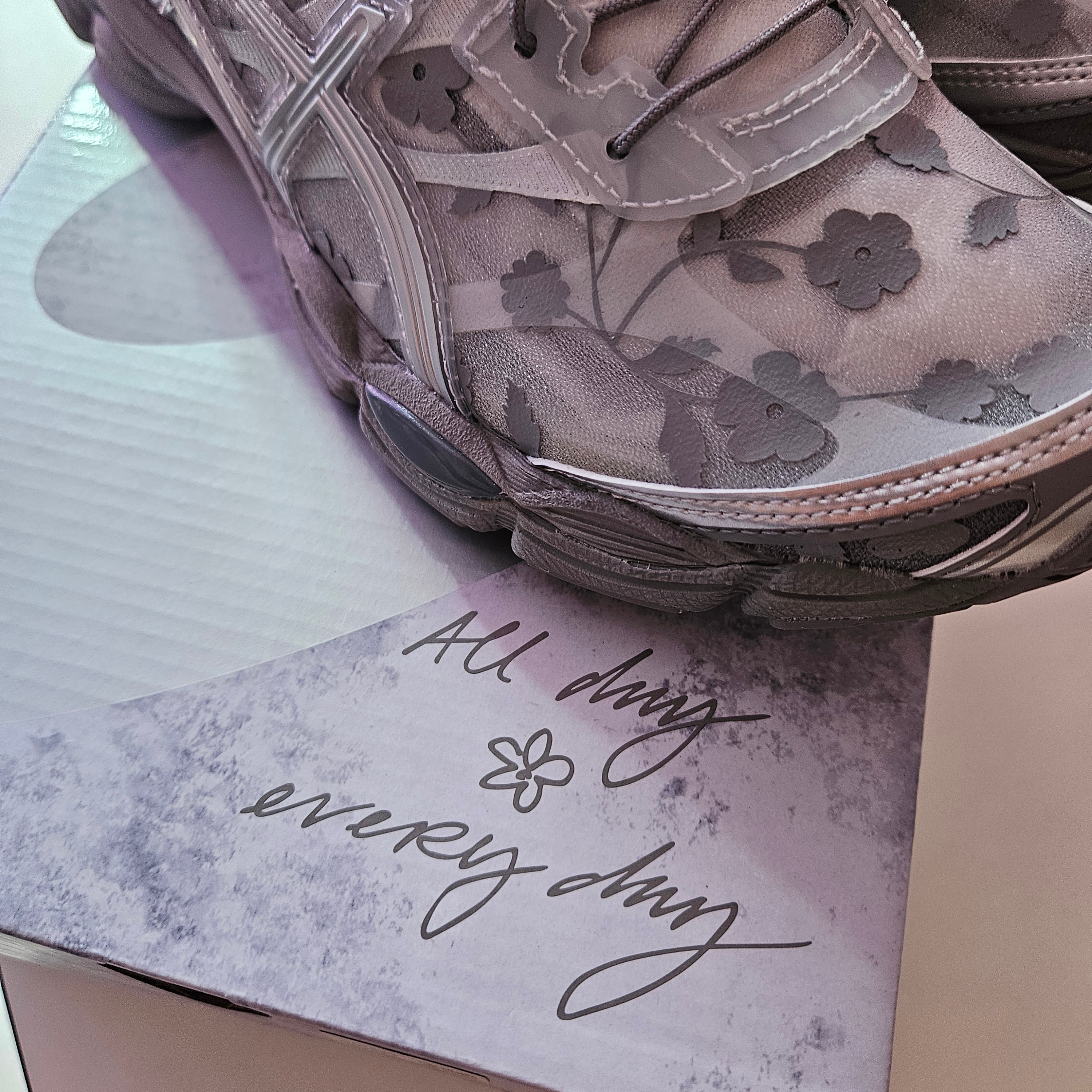Asics x Cecilie Bahnsen Gel-Cumulus 16 Gray 착용 스타일 - 3