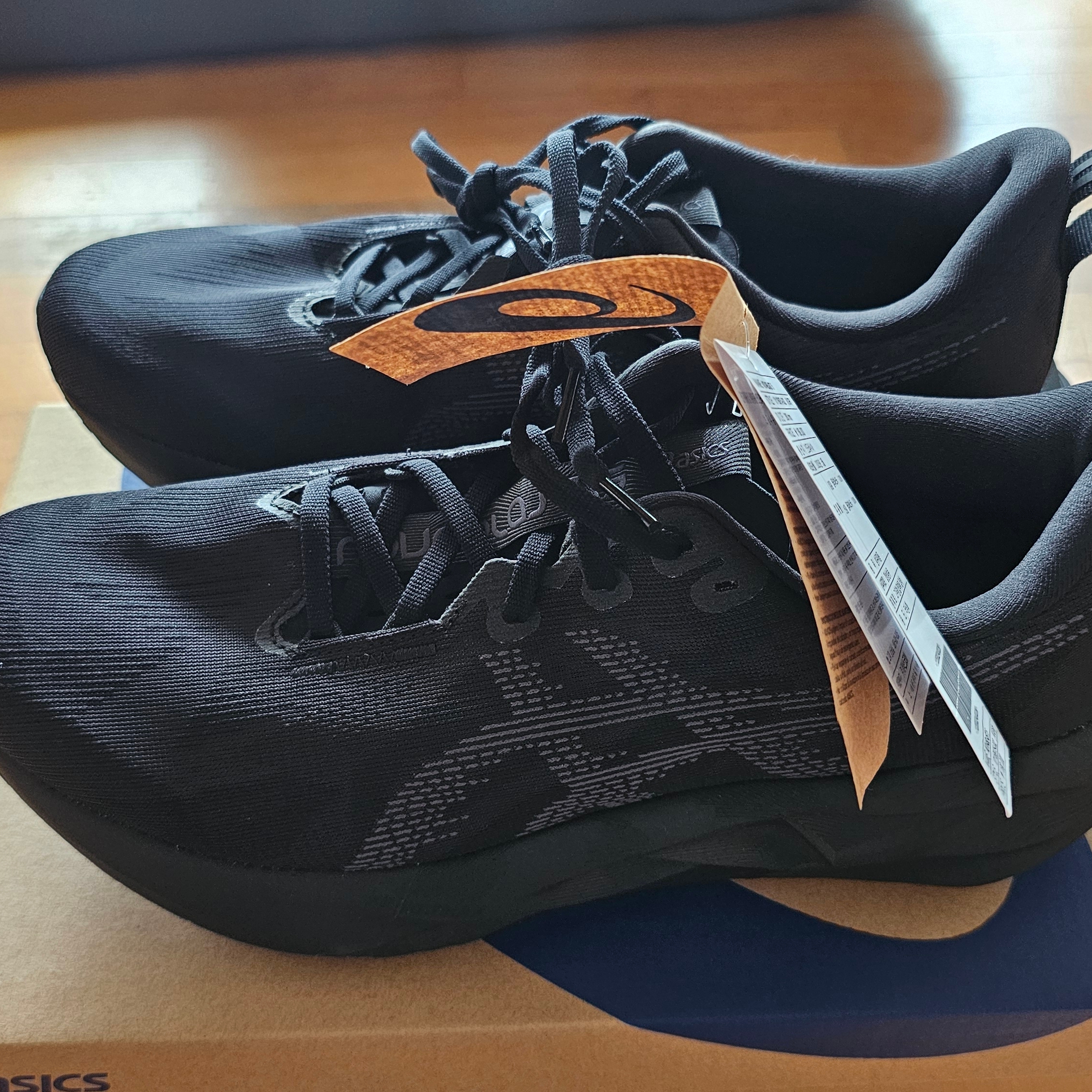 Asics Novablast 5 Black Carrier Grey - 2E Wide 착용 스타일 - 4