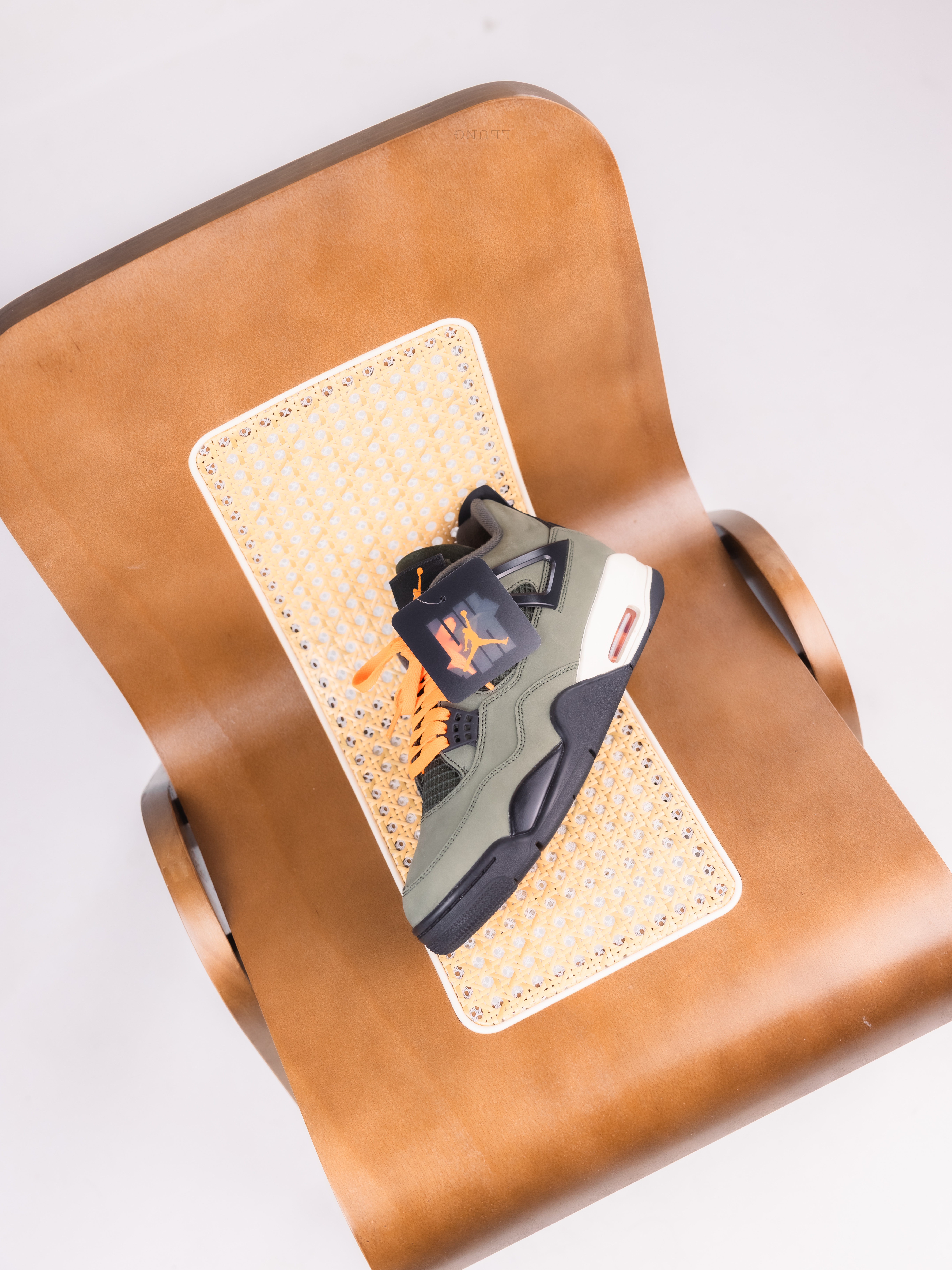Jordan 4 x Undefeated Retro OG SP Deep Green and Clementine 착용 스타일 - 2