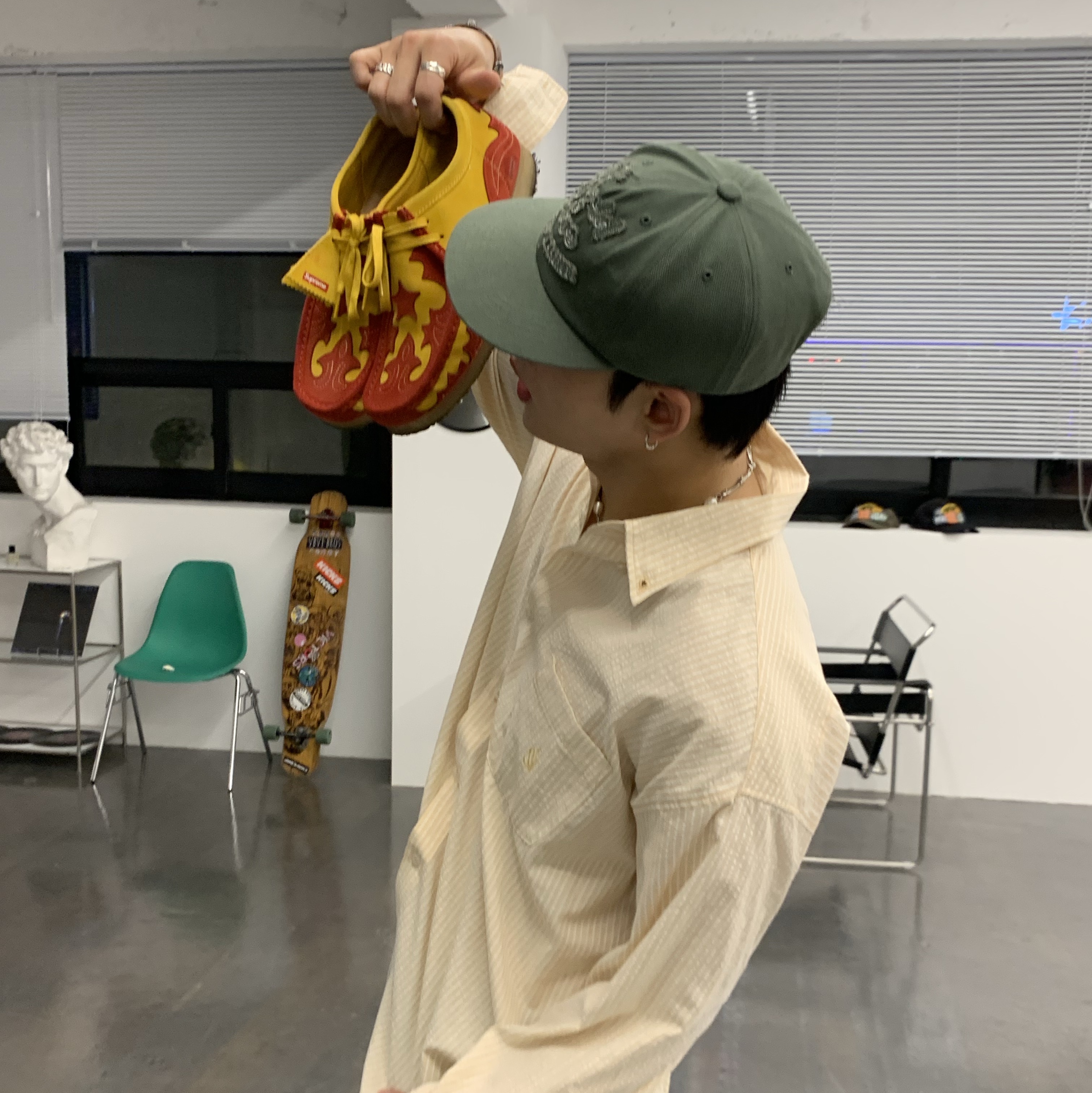 Clarks x Supreme Wallabee Gold 착용 스타일 - 2