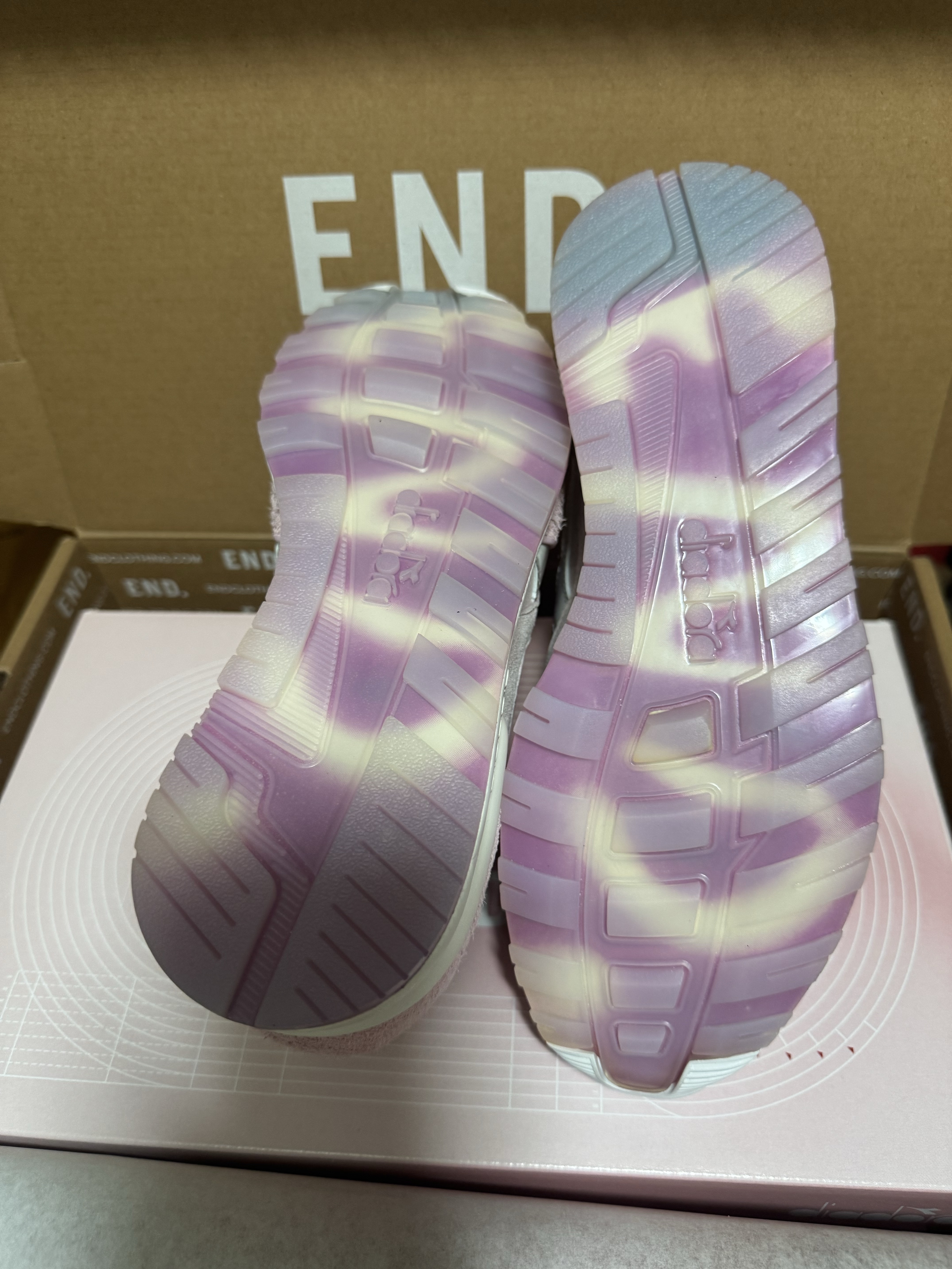 Diadora x END. N9000 Pink, Dr. Martens x Pleasures Jorge Leather Mules Black 착용 스타일 - 2