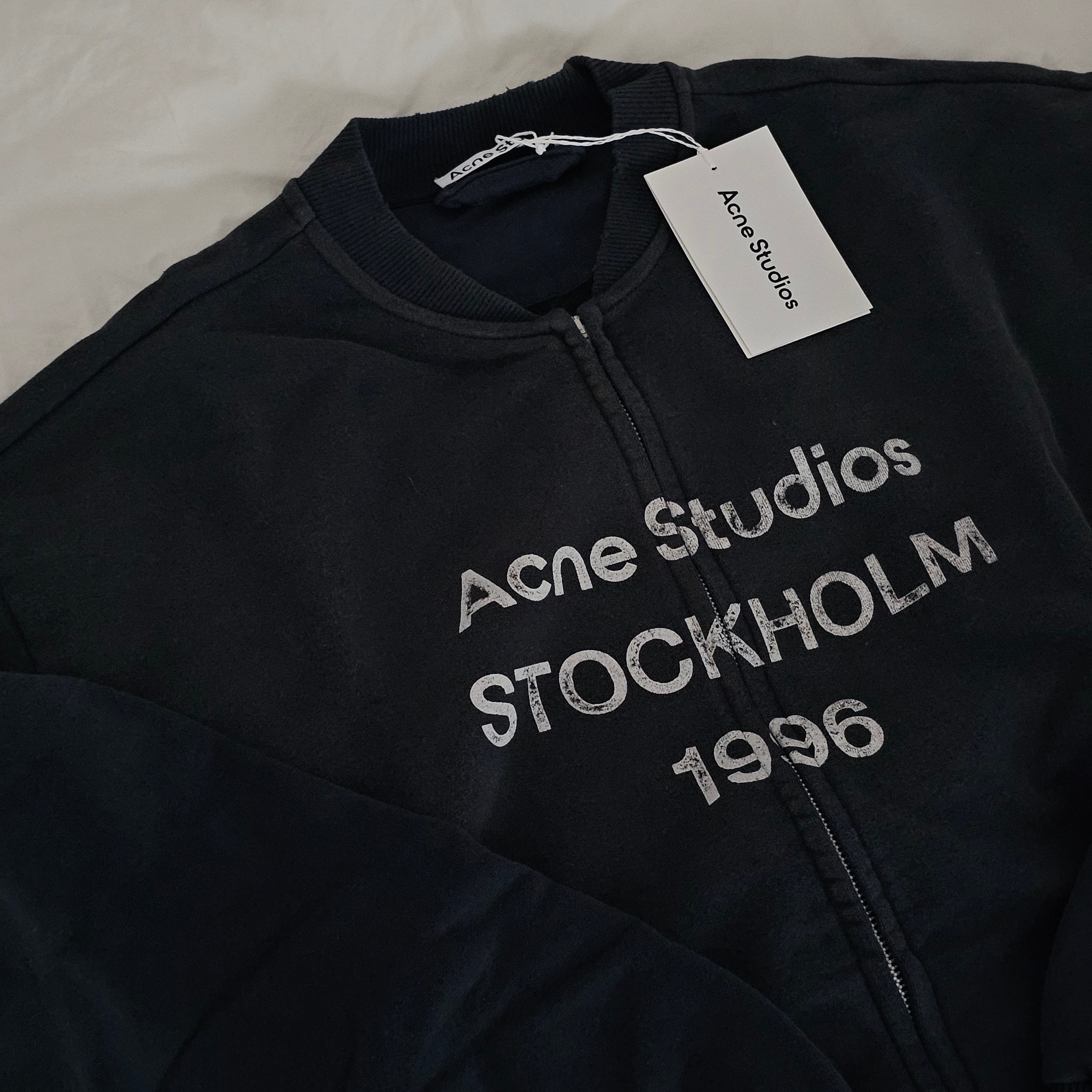 Acne Studios Zip Sweater Logo Black 착용 스타일 - 1