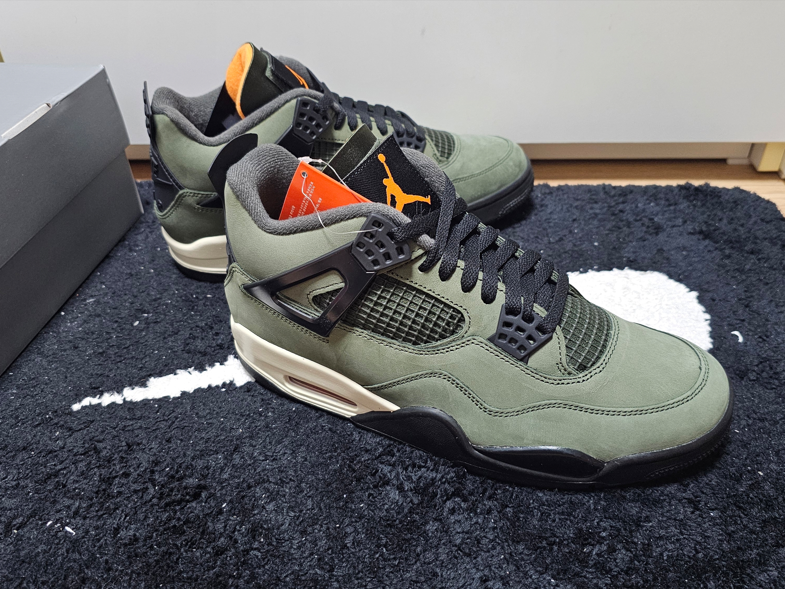 Jordan 4 x Undefeated Retro OG SP Deep Green and Clementine 착용 스타일 - 1