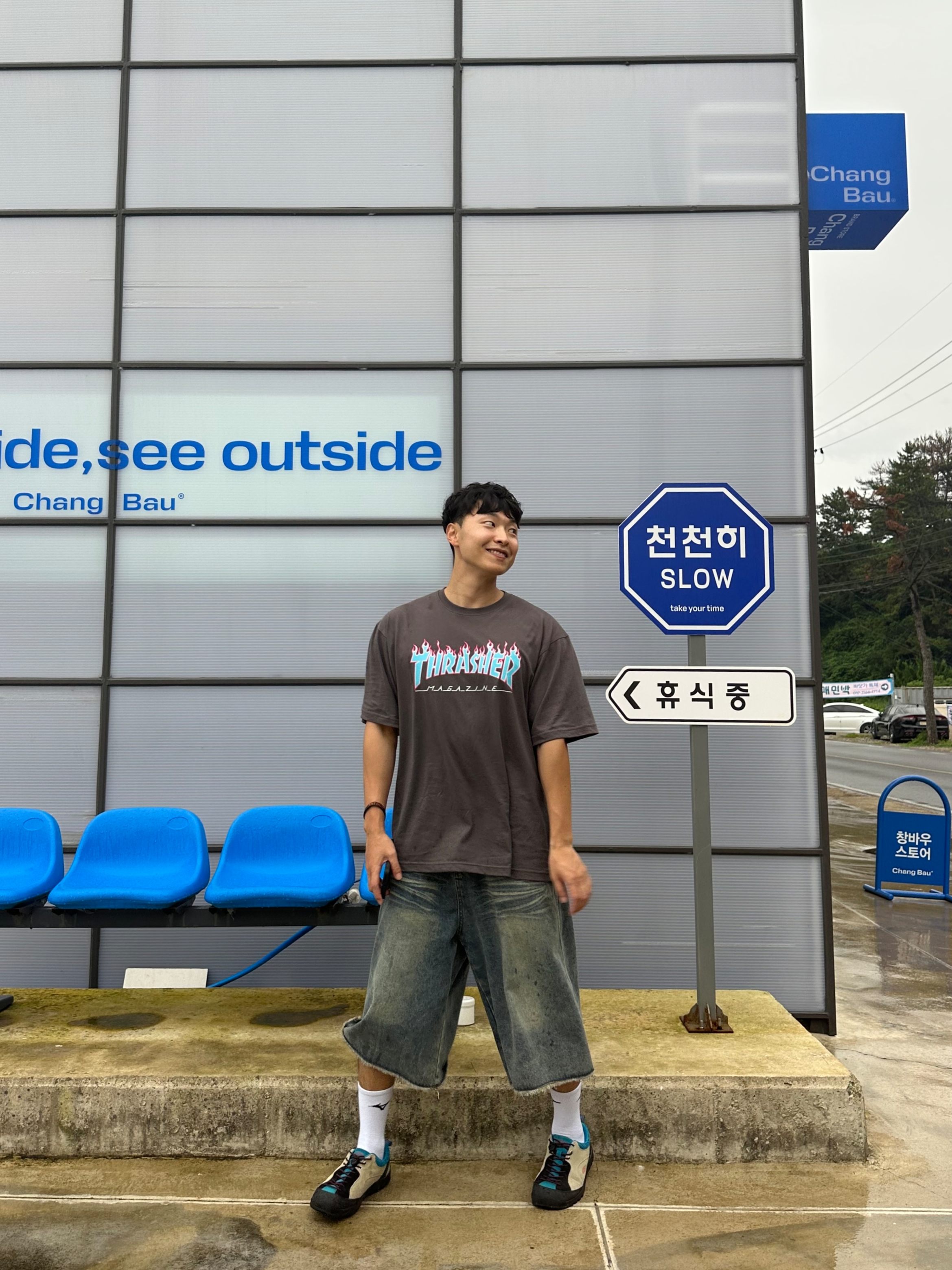 THRASHER Flame Short Sleeve T-Shirt Charcoal, Keen Jasper Rocks SP Sneakers Beige 착용 스타일 - 1