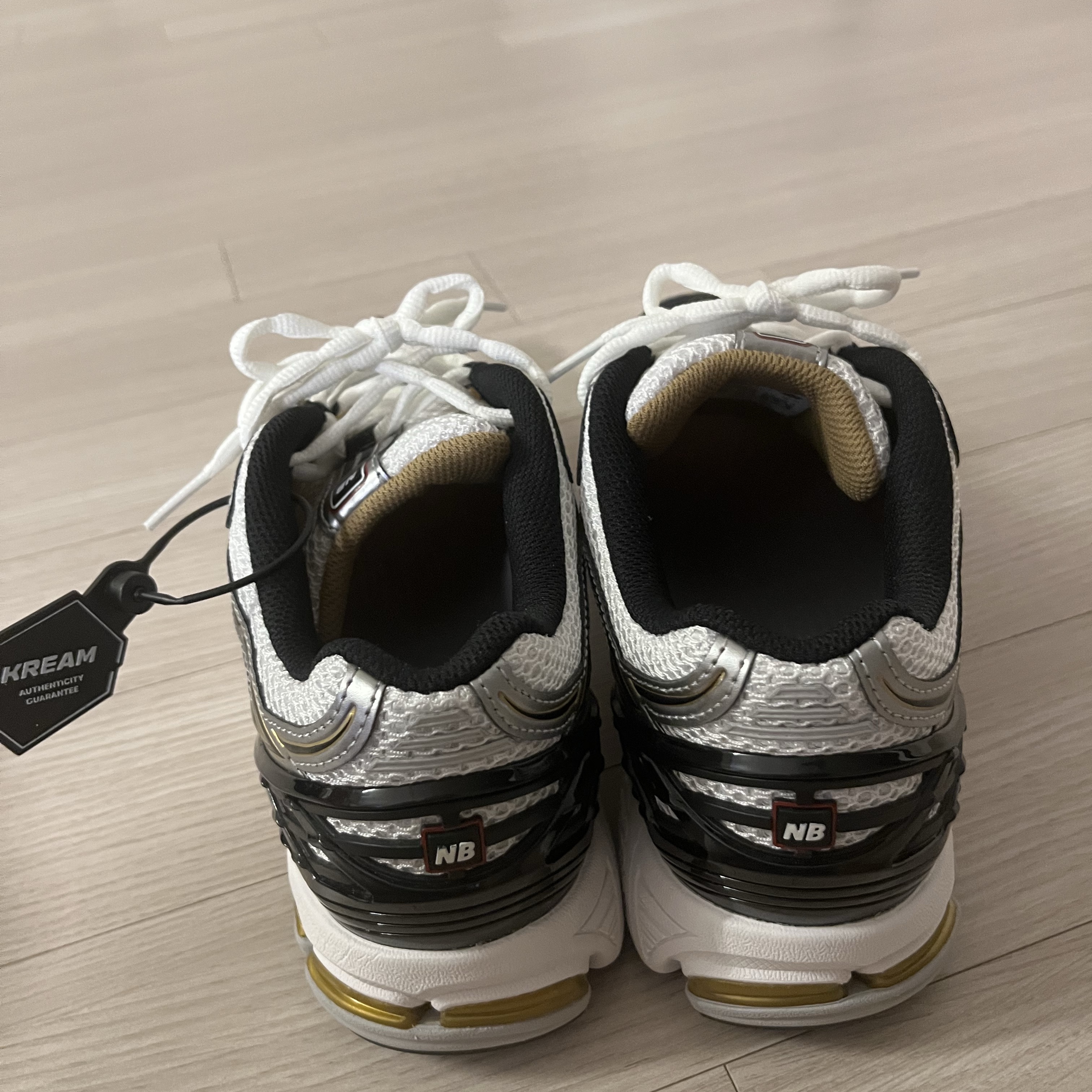 New Balance 1906R White Gold 착용 스타일 - 3