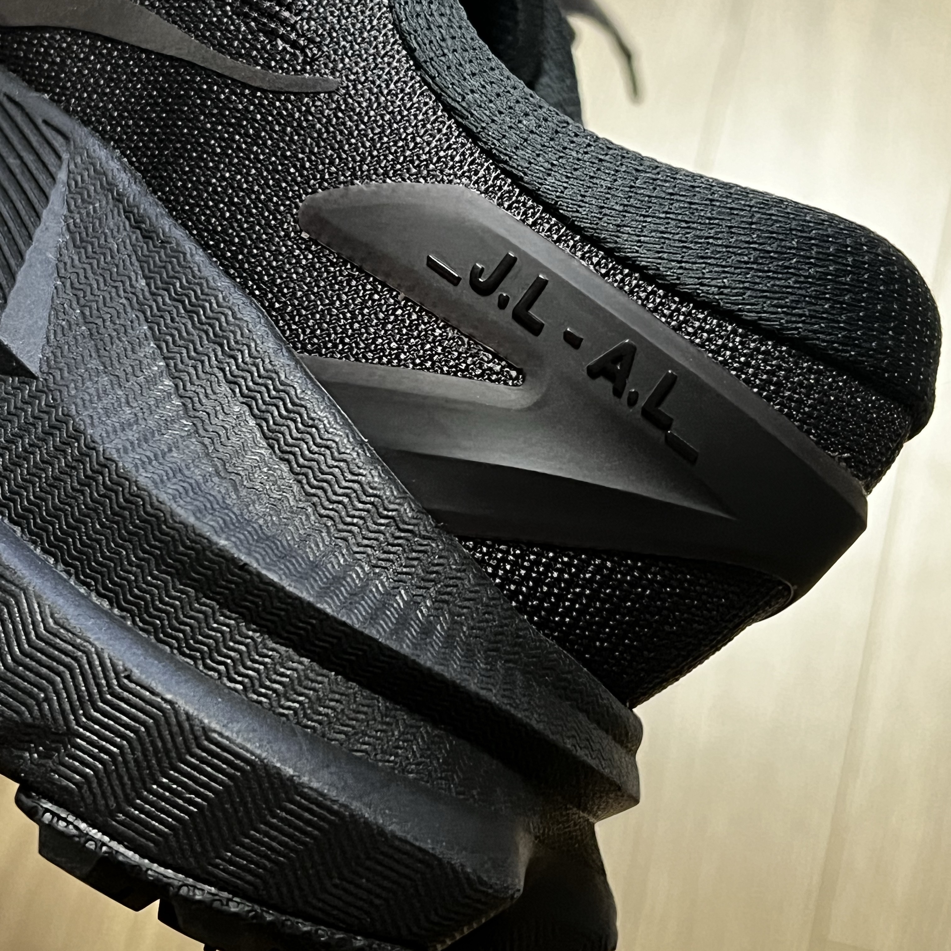 Hoka x J.L-A.L Mafate Jet Black Espresso 착용 스타일 - 3