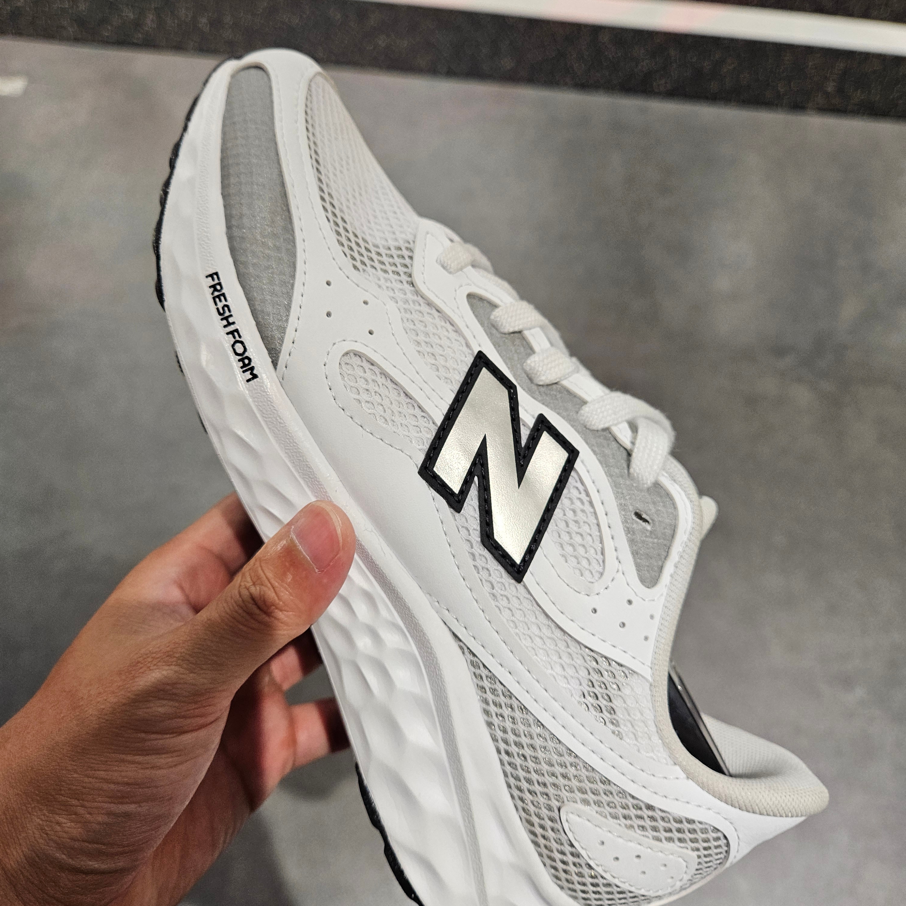 New Balance Fresh Foam Arishi Lux v4 White -2E Wide 착용 스타일