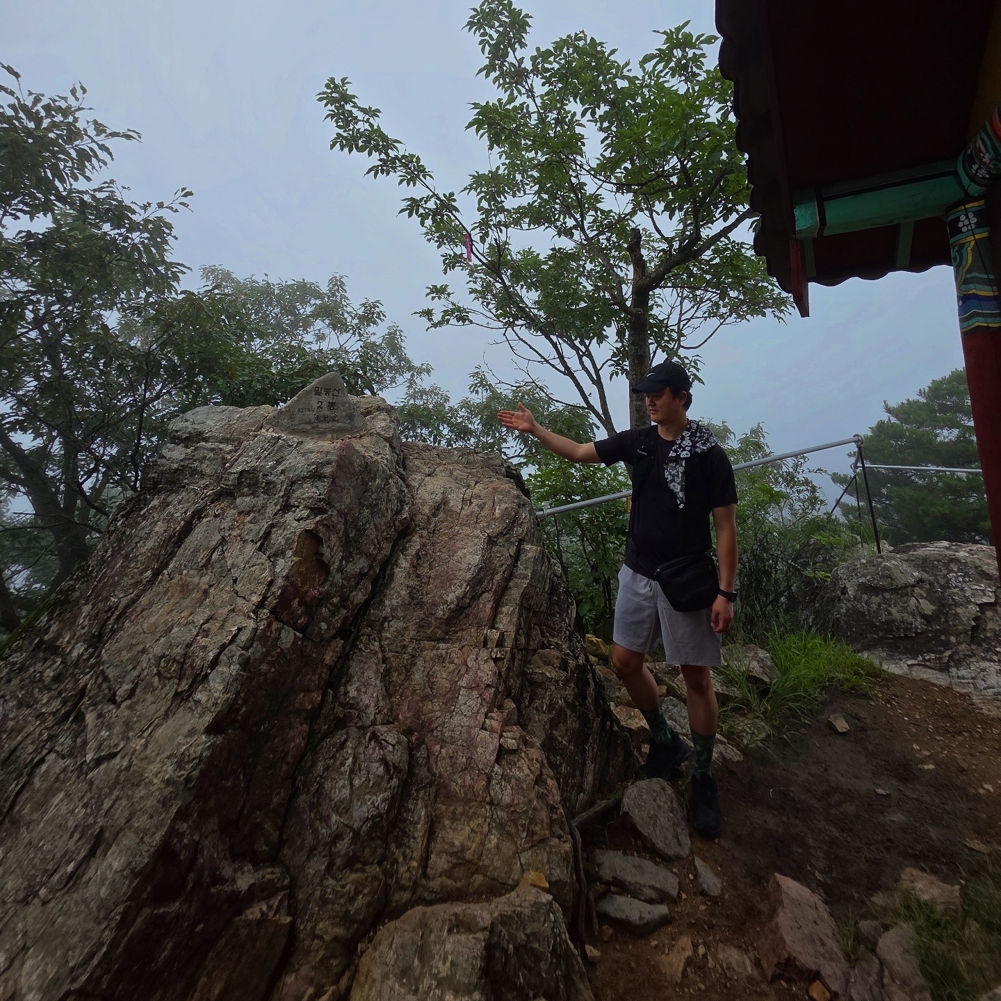 Salomon Active Skin 8 Set Black Metal, Arc'teryx Mantis 2 Waistpack Black II 착용 스타일 - 1