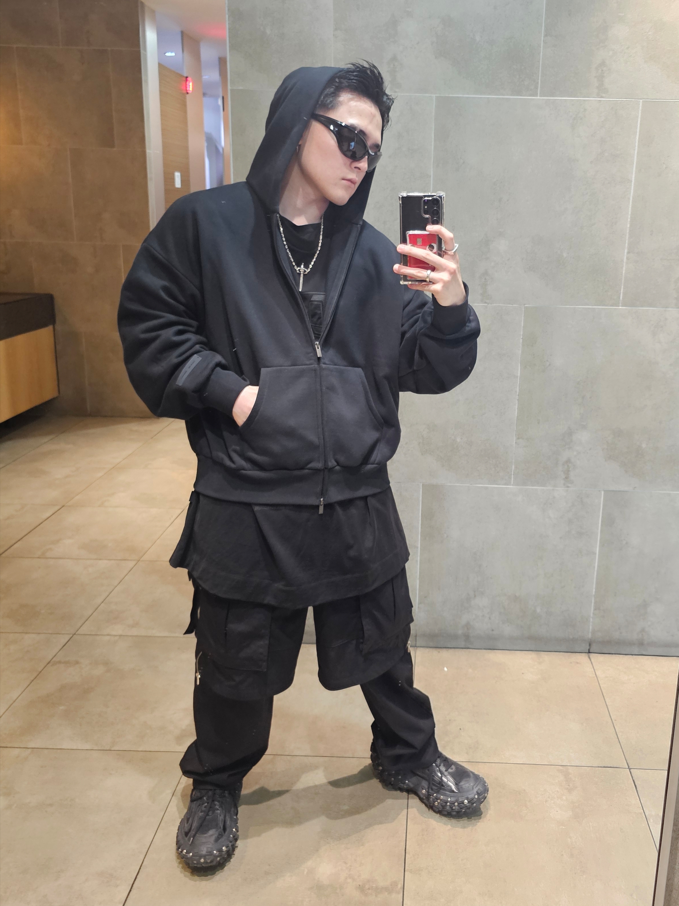Balenciaga Bouncer Screw Sneakers Black 착용 스타일 - 4