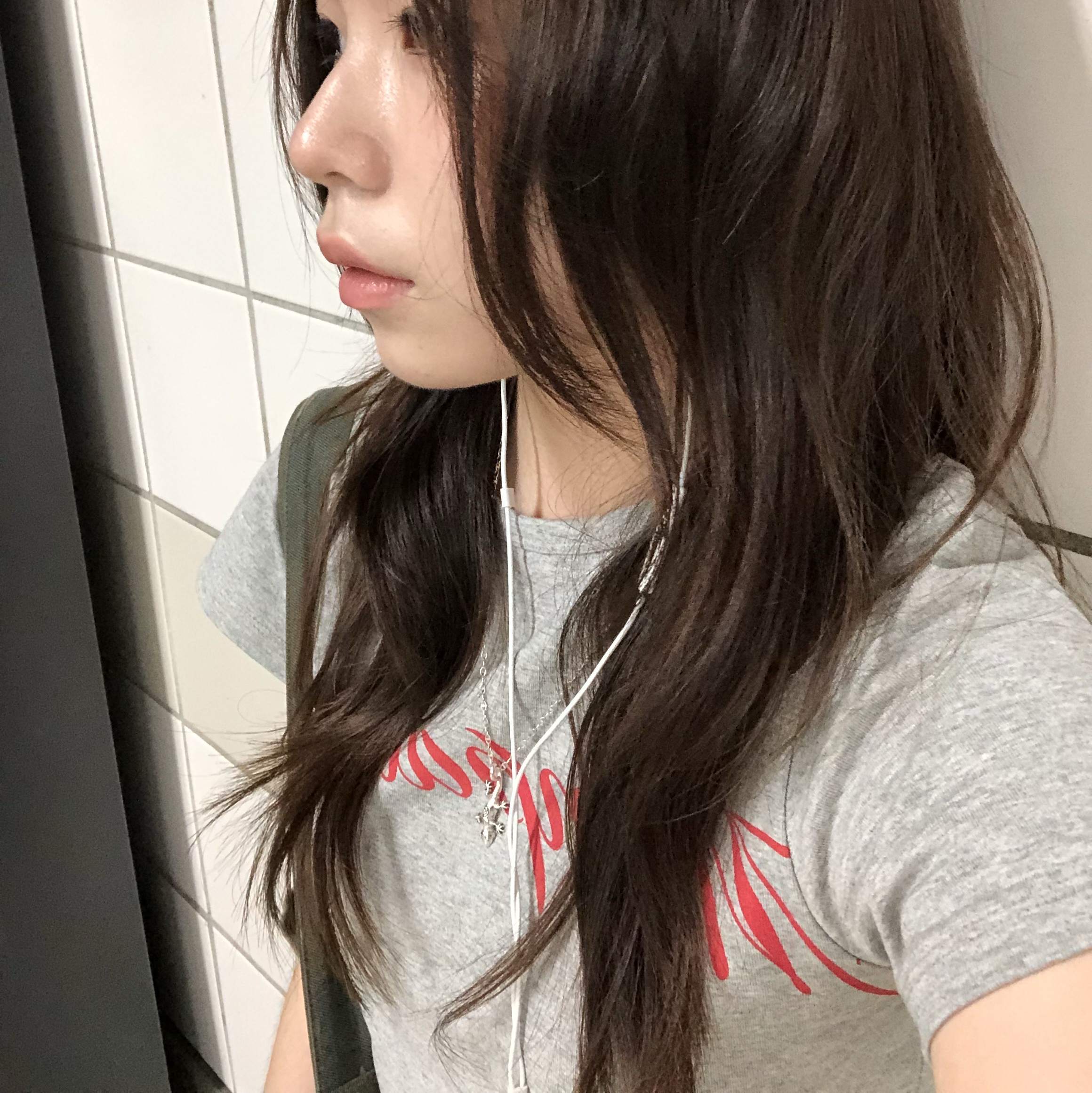 mnmpair Lettering Crop Tee Grey, Open Yy Heart Stud Chain Wallet Gunmetal 착용 스타일 - 2