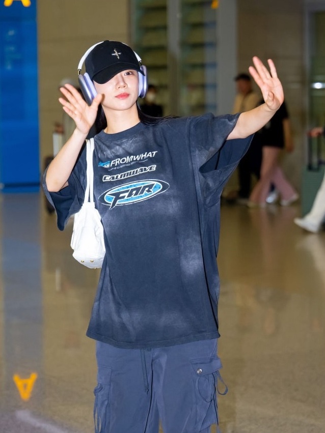 [더블적립]Farfromwhat Far Washed Logo T-Shirts Navy, [더블적립]Farfromwhat Far Washed Logo T-Shirts Black 착용 스타일