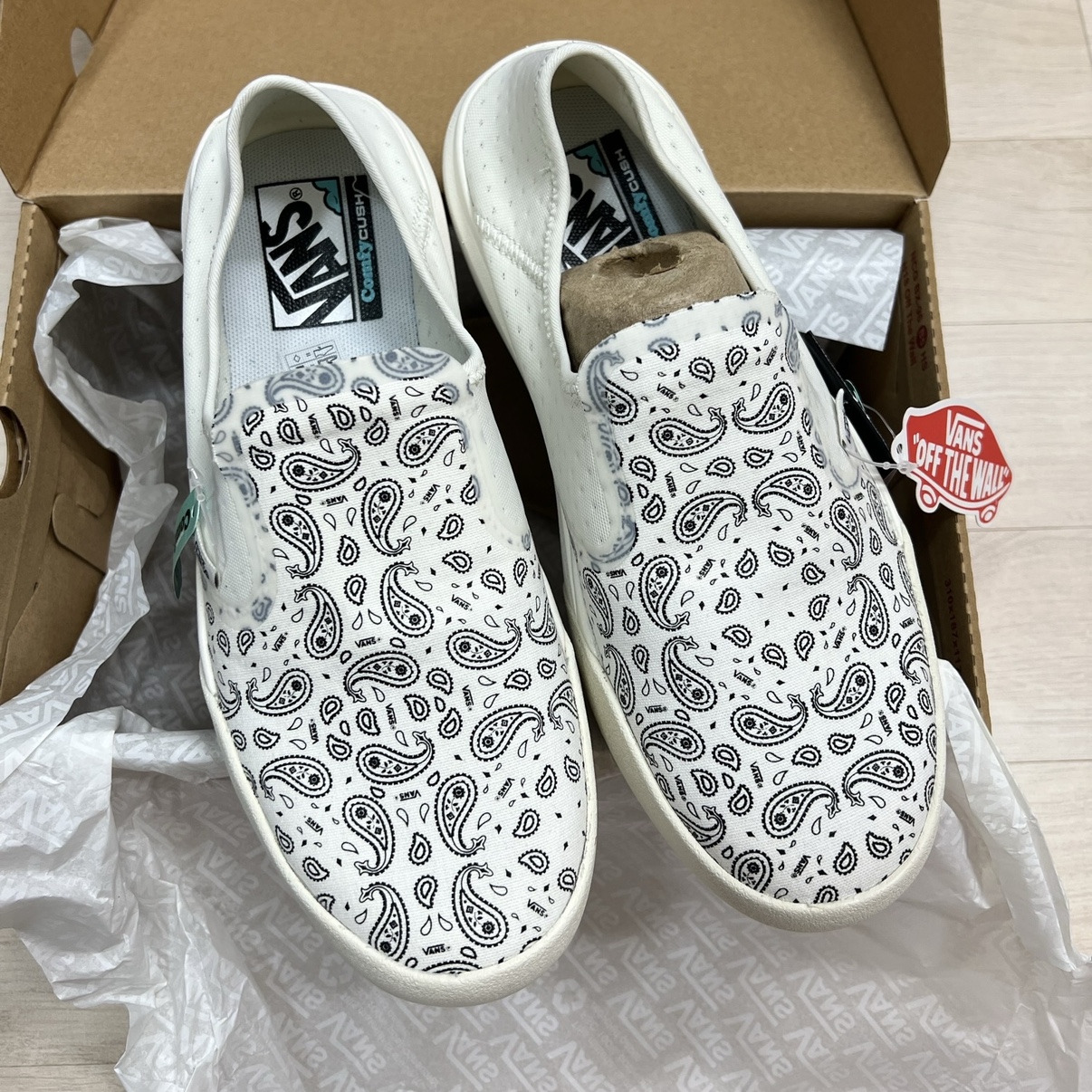Vans ComfyCush One Bandana Marshmallow White 착용 스타일