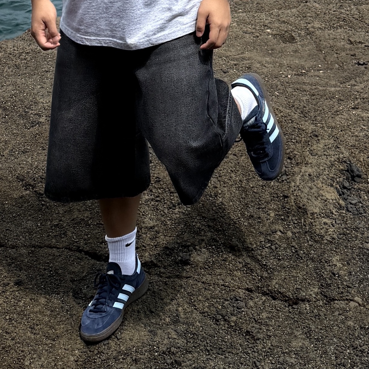 Thisisneverthat T-Logo T-Shirt Heather Grey, Adidas Spezial Handball Collegiate Navy 착용 스타일 - 2