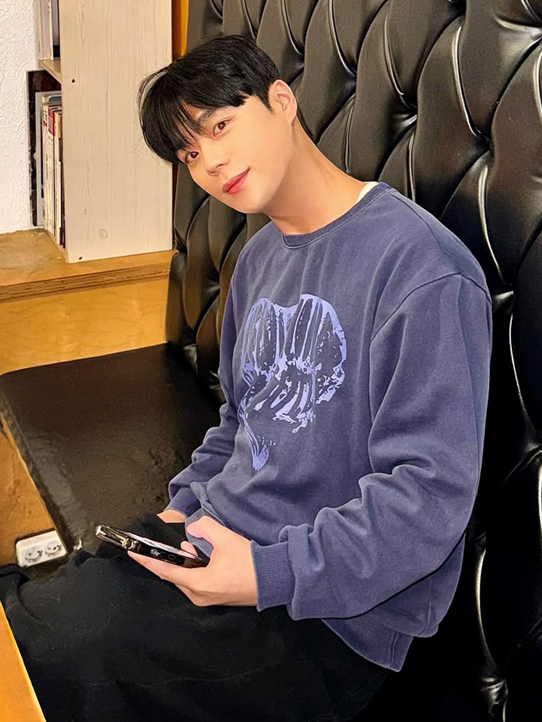 Knitted Knitted Pigment Heart Sweatshirt Blue 착용 스타일