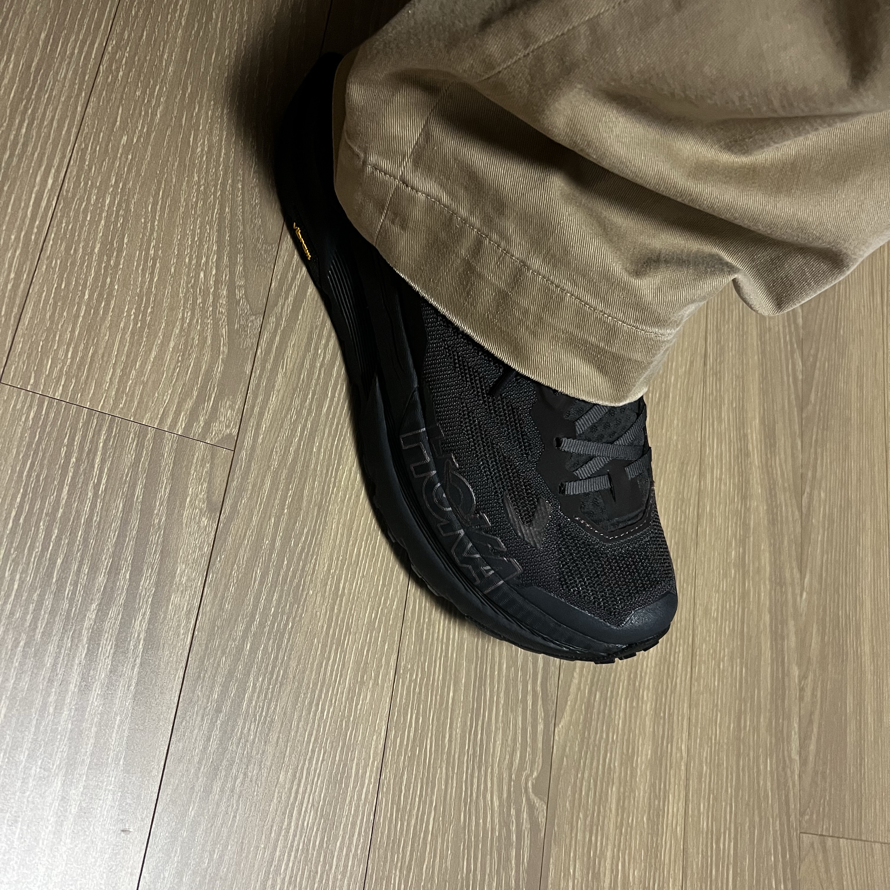 Hoka x J.L-A.L Mafate Jet Black Espresso 착용 스타일 - 1