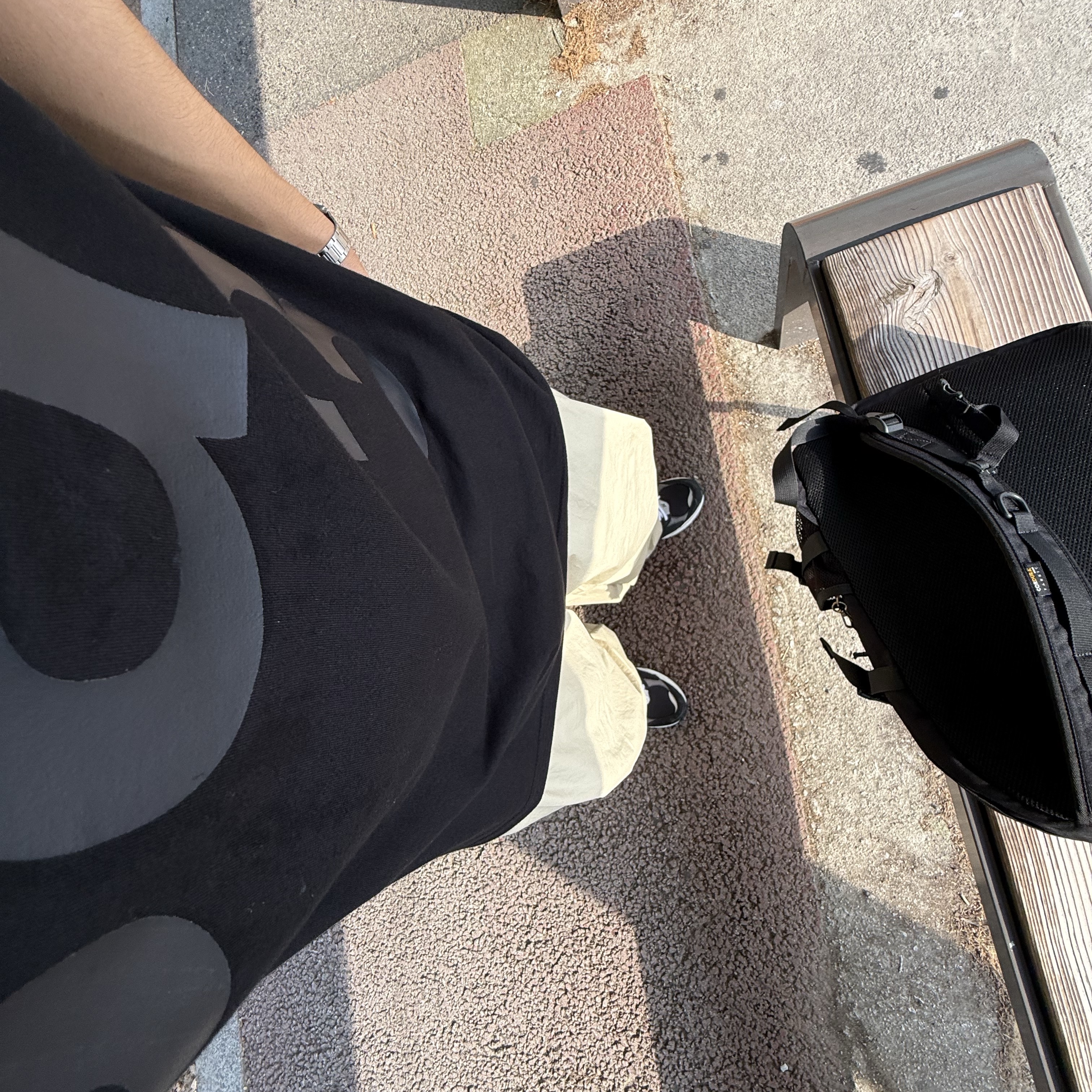 [예약 배송][KREAM 단독] Safarispot Basic Safari T-Shirt Black, New Balance 2002R Premium Vintage Black 착용 스타일 - 1