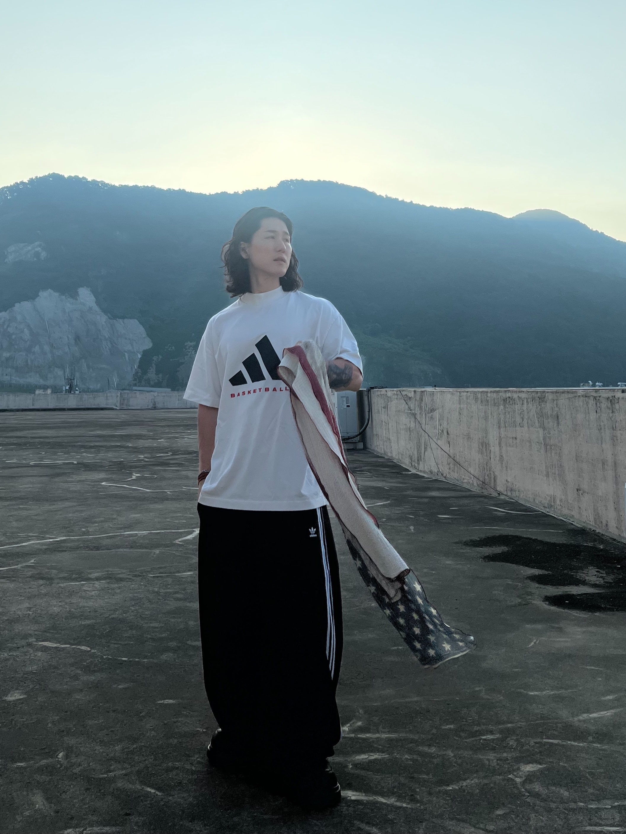 (W) Adidas Adilenium Season 3 Oversized Track Pants Black - KR Sizing, Adidas Basketball T-Shirt Cloud White Black - US Sizing 착용 스타일 - 6