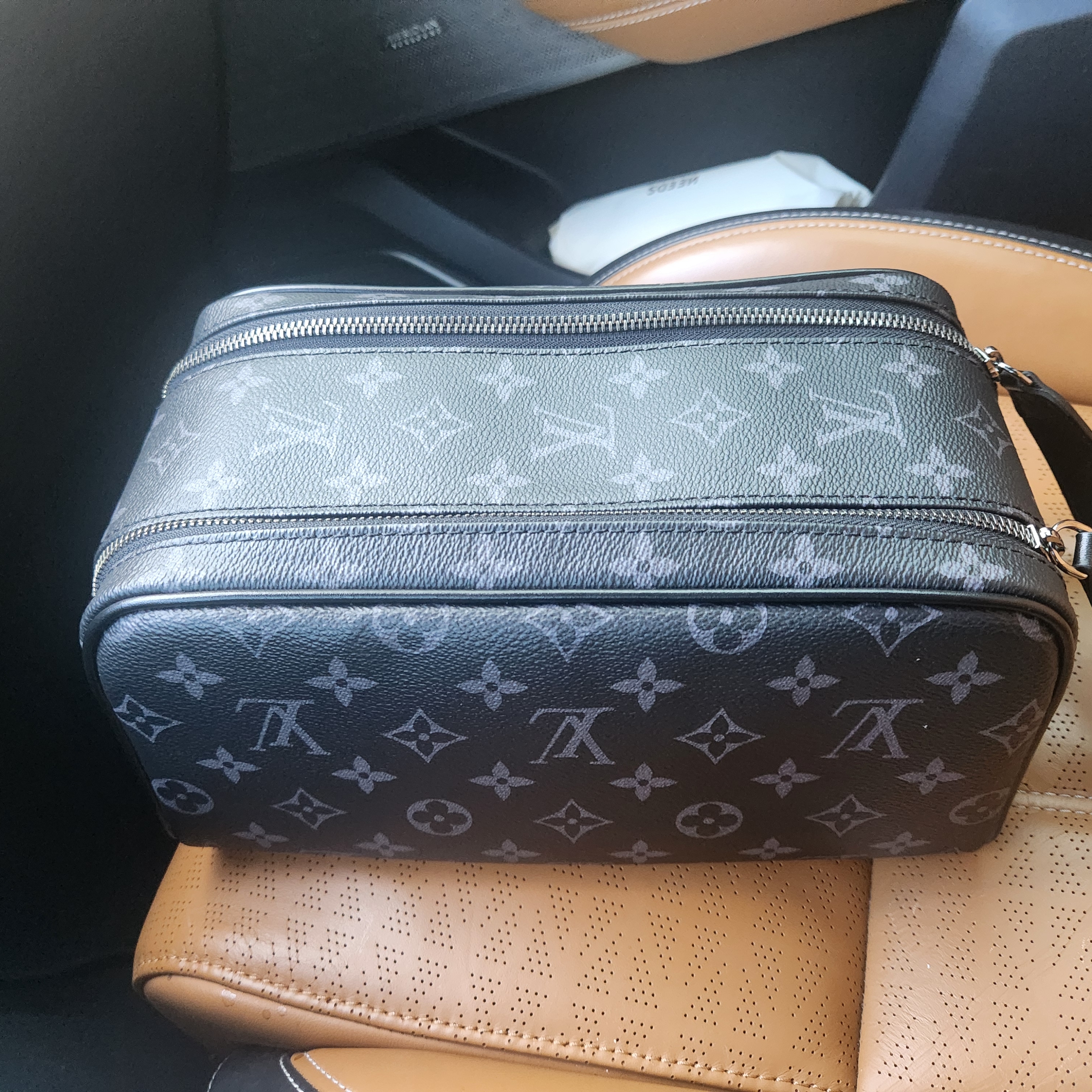 Louis Vuitton Dopp Kit Toilet Pouch Monogram Eclipse 착용 스타일 - 2