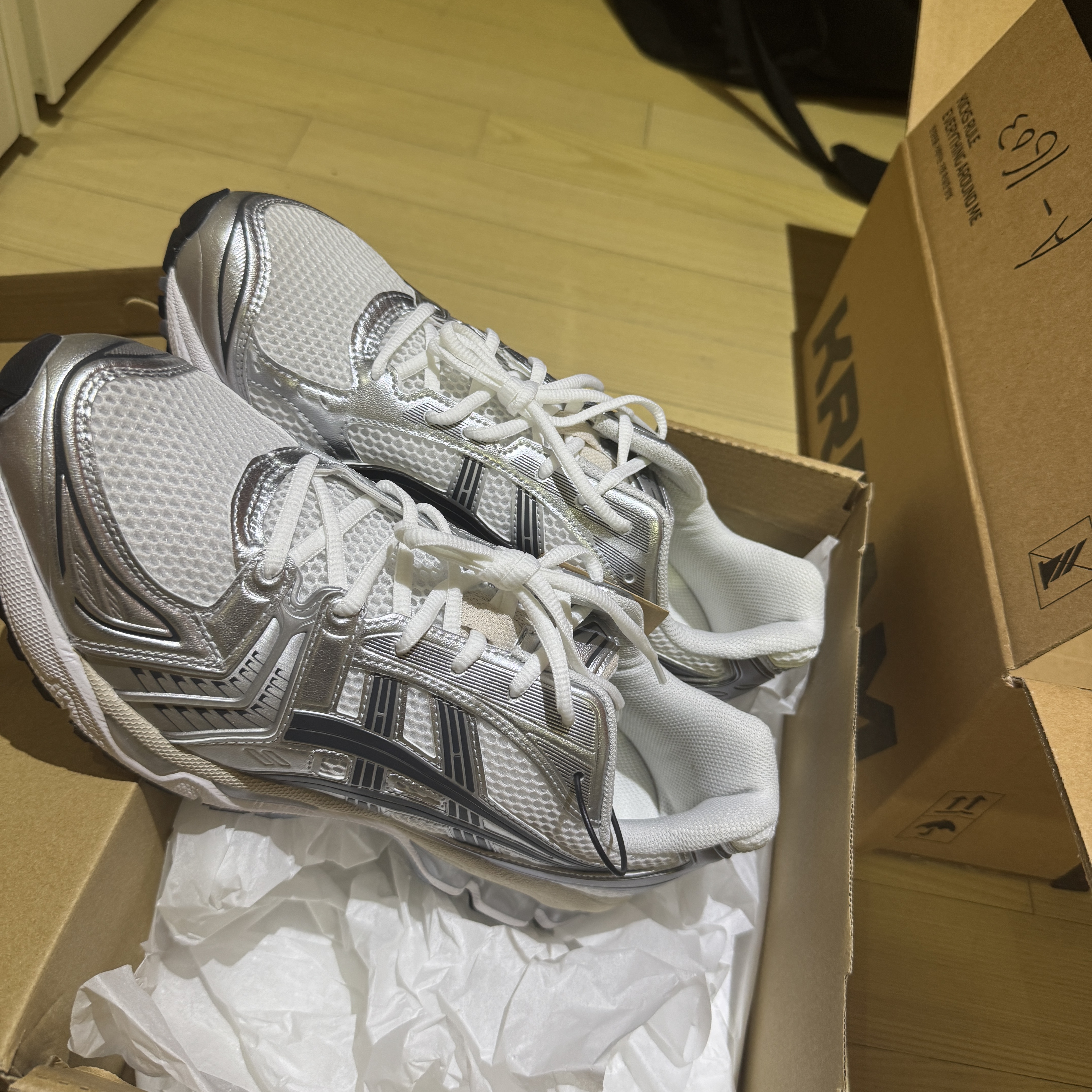 Asics Gel-Kayano 14 White Graphite Grey 착용 스타일
