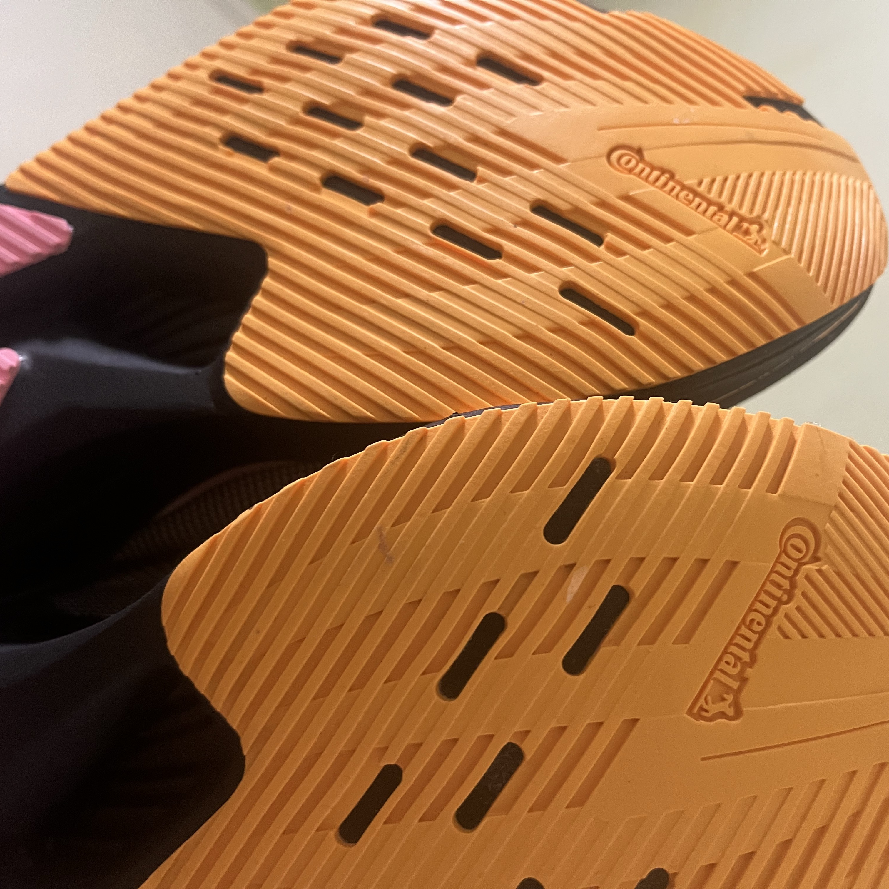 Adidas Adizero Boston 12 Core Black Zero Metalic 착용 스타일 - 2
