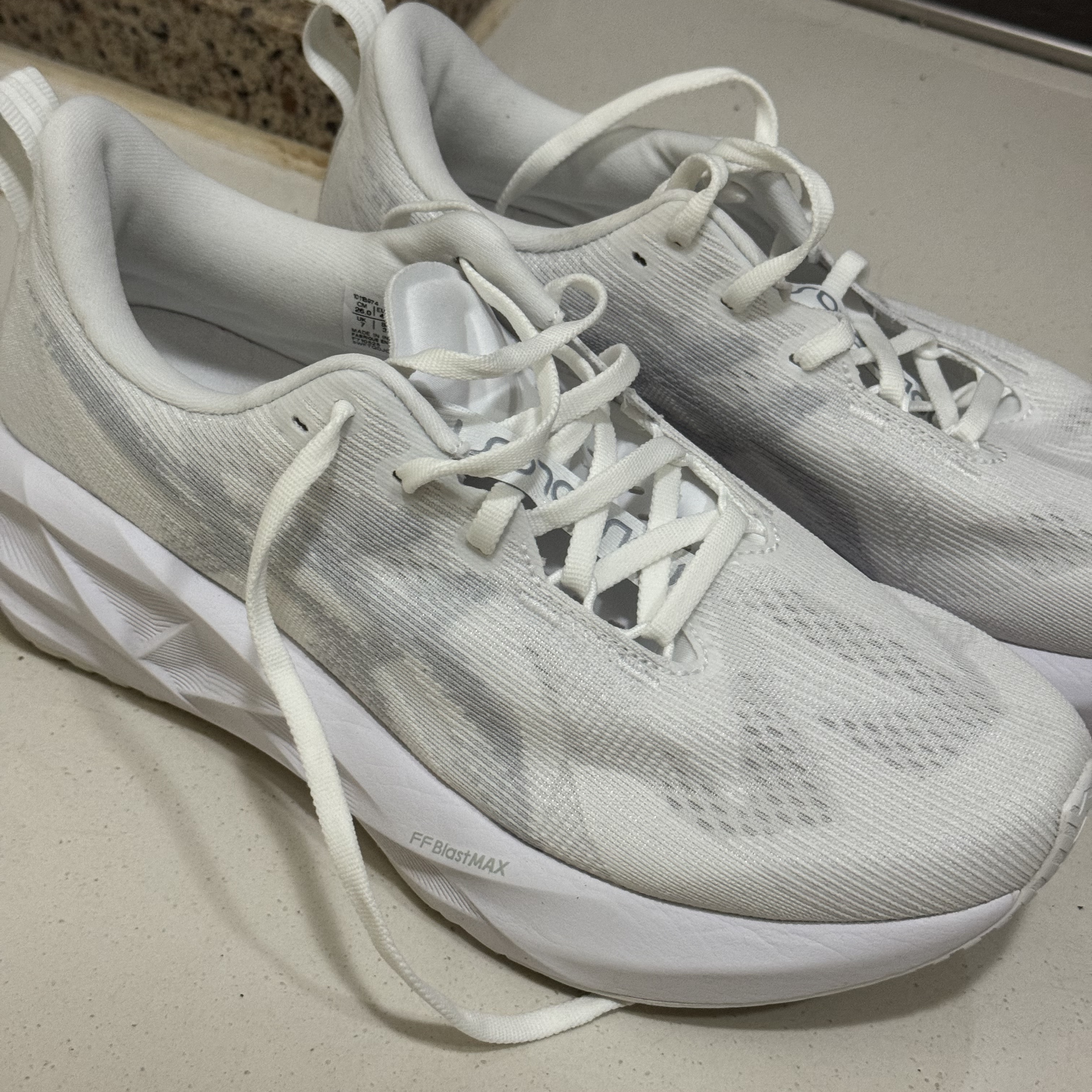 Asics Novablast 5 White Piedmont Grey 착용 스타일