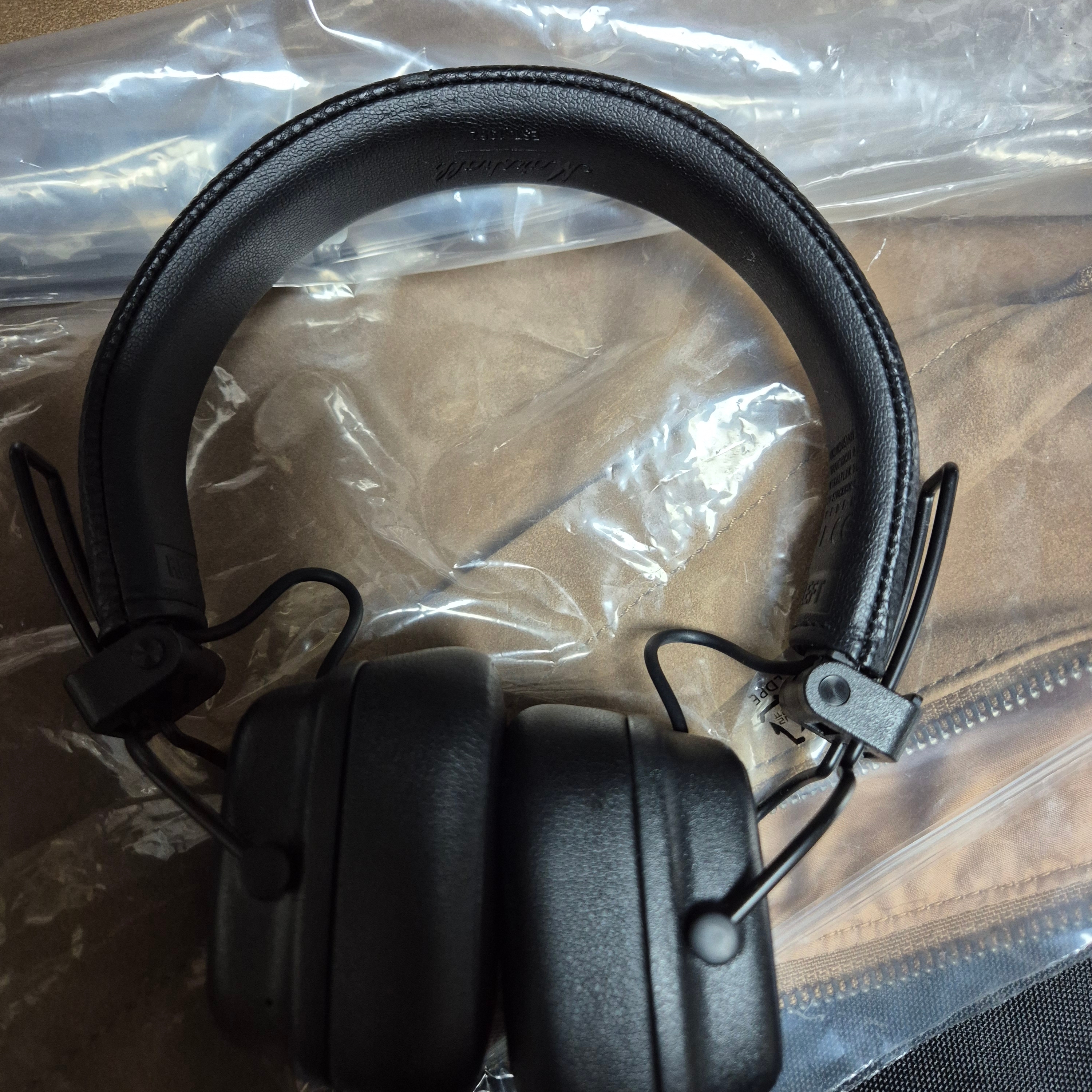 Marshall Major IV Black (Korean Ver.) 착용 스타일