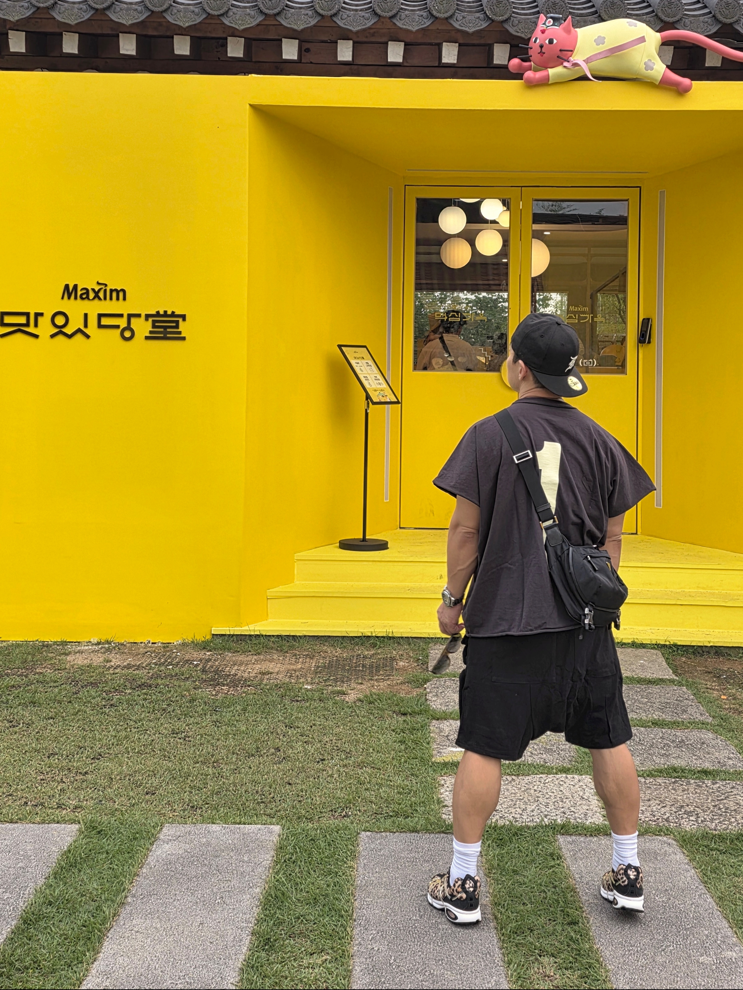 Essentials x New Era Sized Cap Black, Yeezy One Box T-Shirt Black 착용 스타일 - 3