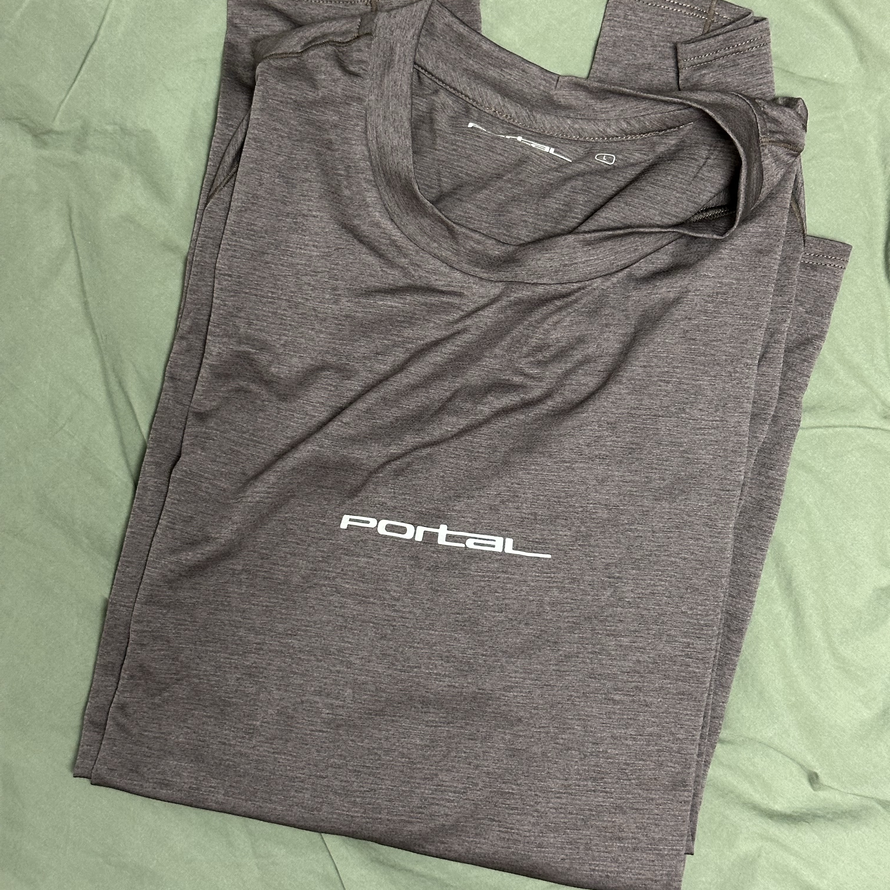 Portal Lateral Peak Long Sleeve T-Shirt Slate Black 착용 스타일 - 3
