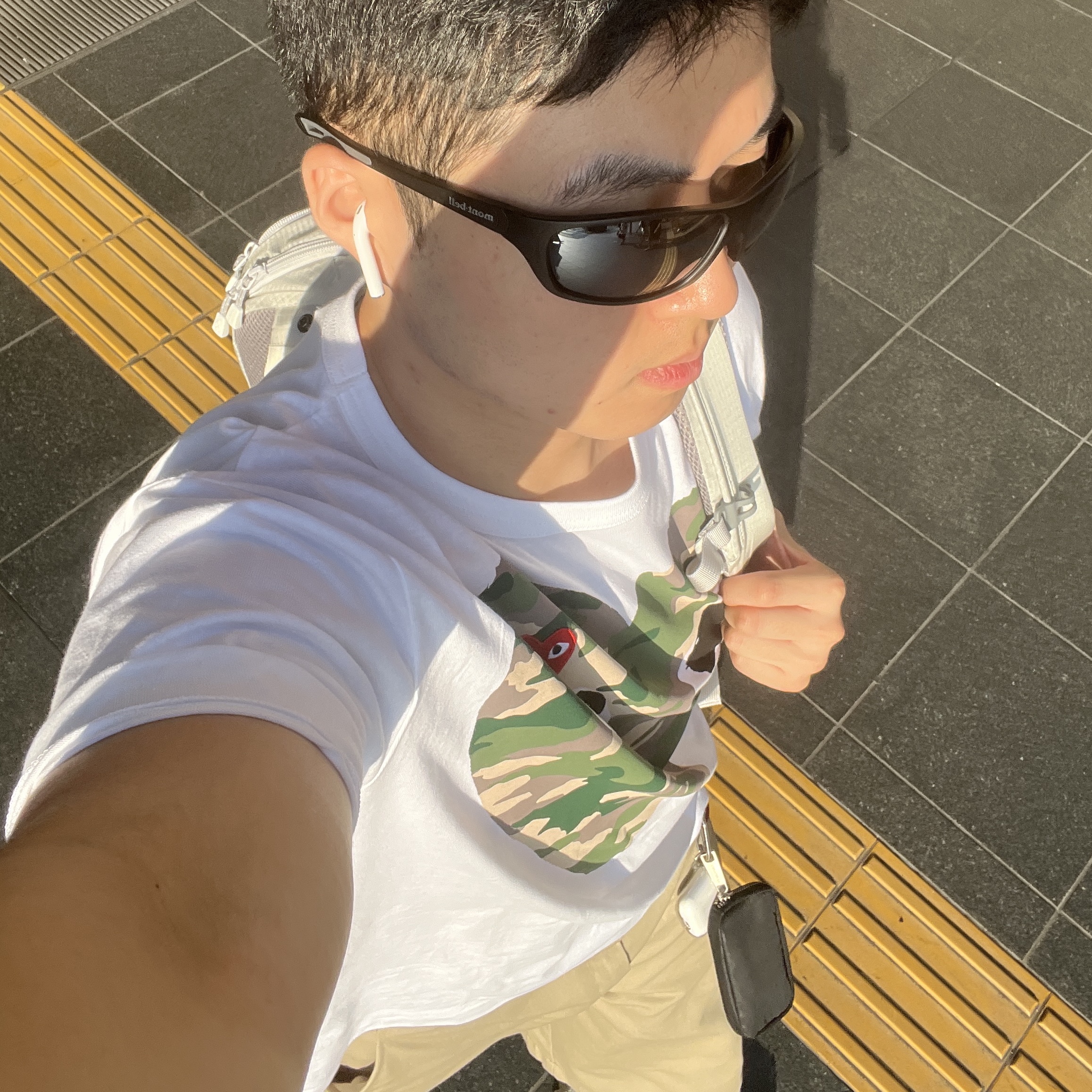 Play Comme des Garcons Camouflage Heart T-Shirt White 착용 스타일