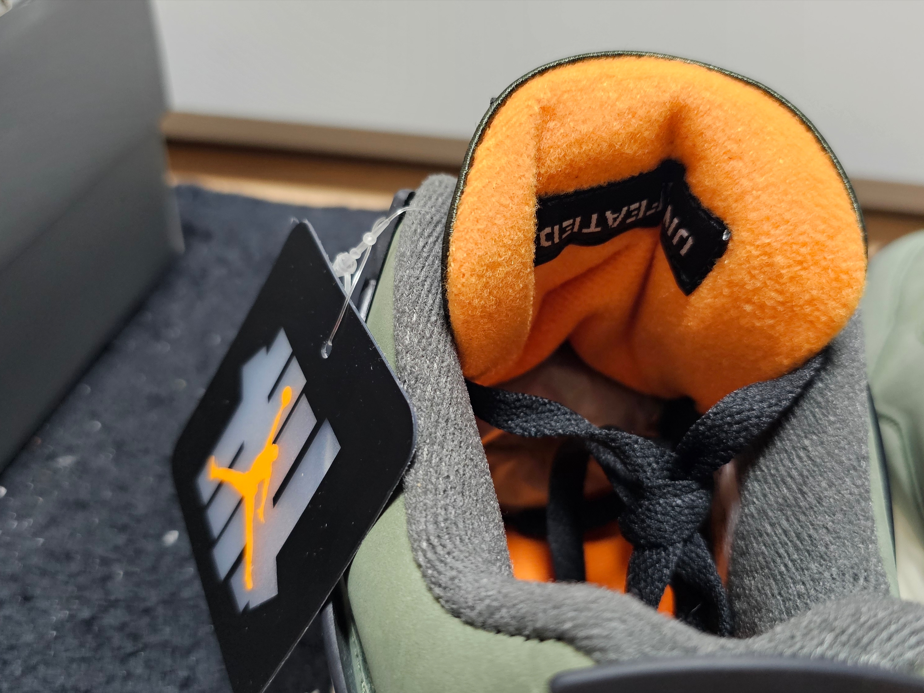 Jordan 4 x Undefeated Retro OG SP Deep Green and Clementine 착용 스타일 - 3