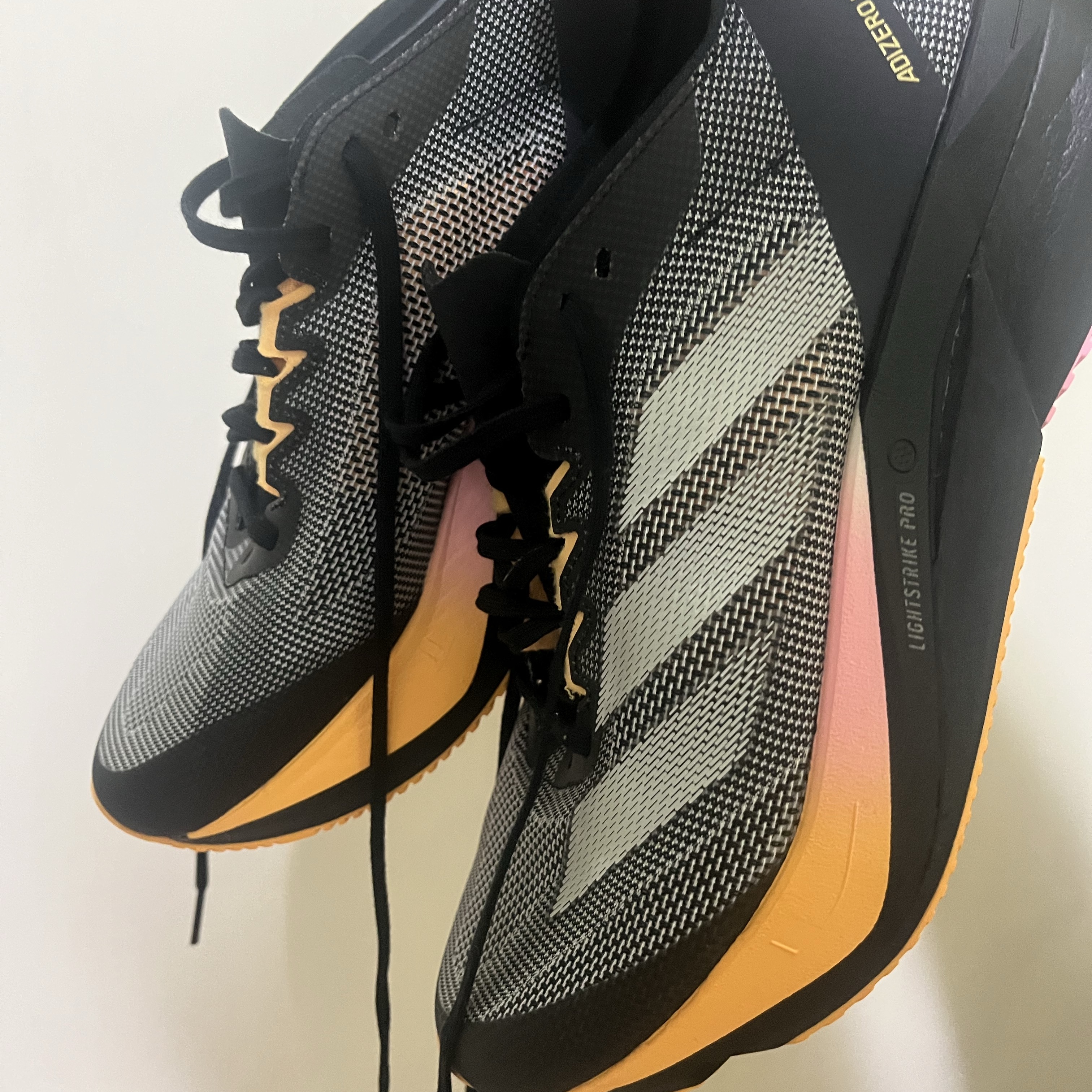 Adidas Adizero Boston 12 Core Black Zero Metalic 착용 스타일 - 1