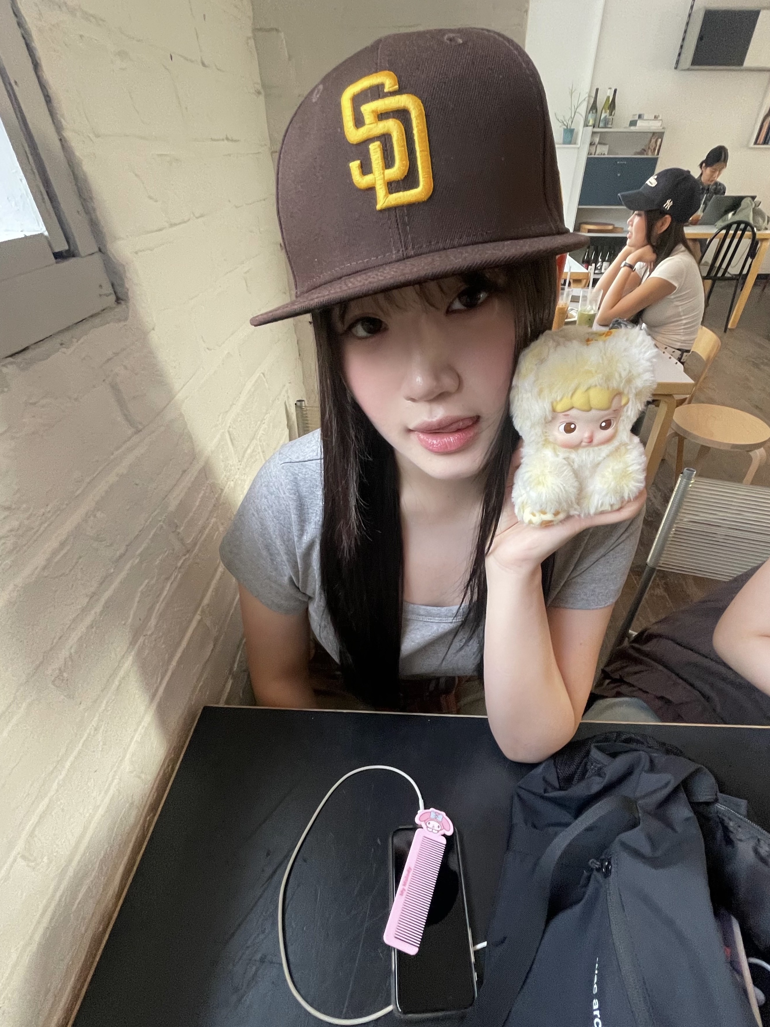 Pop Mart Hacipupu Gummy Bear Series Vinyl Plush Pendant Pineapple Flavor (Opened Case), New Era MLB Authentic San Diego Padres Game Brown 착용 스타일