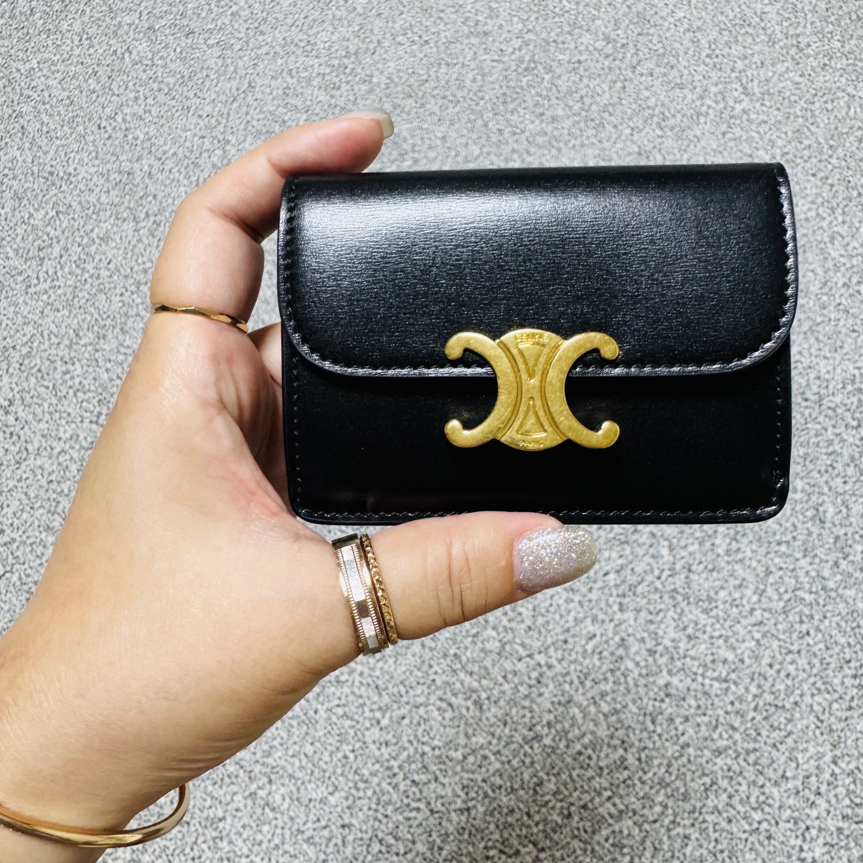Celine Card Holder with Flap in Shiny Calfskin Black 착용 스타일