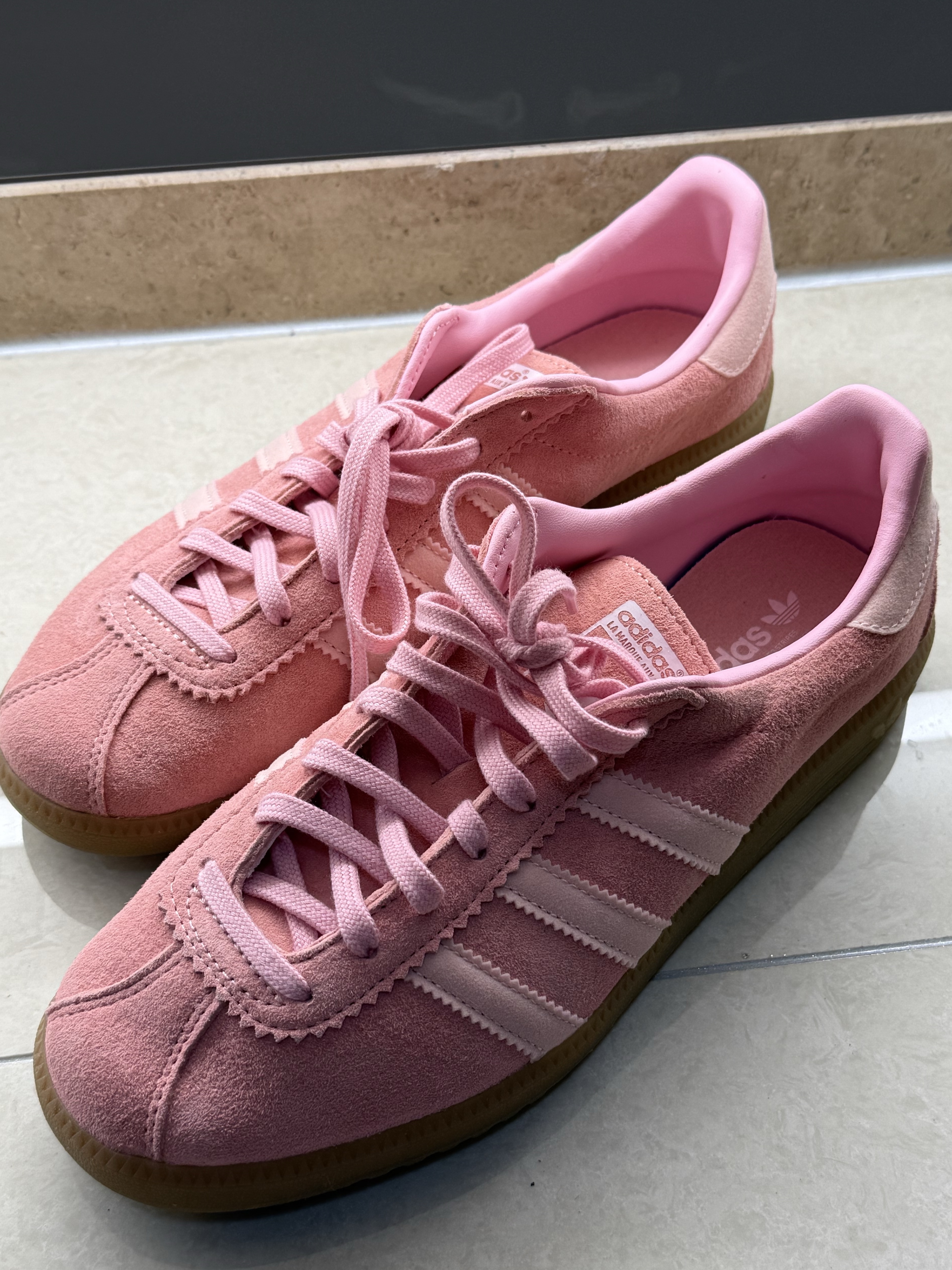 Adidas Bermuda Glow Pink 착용 스타일