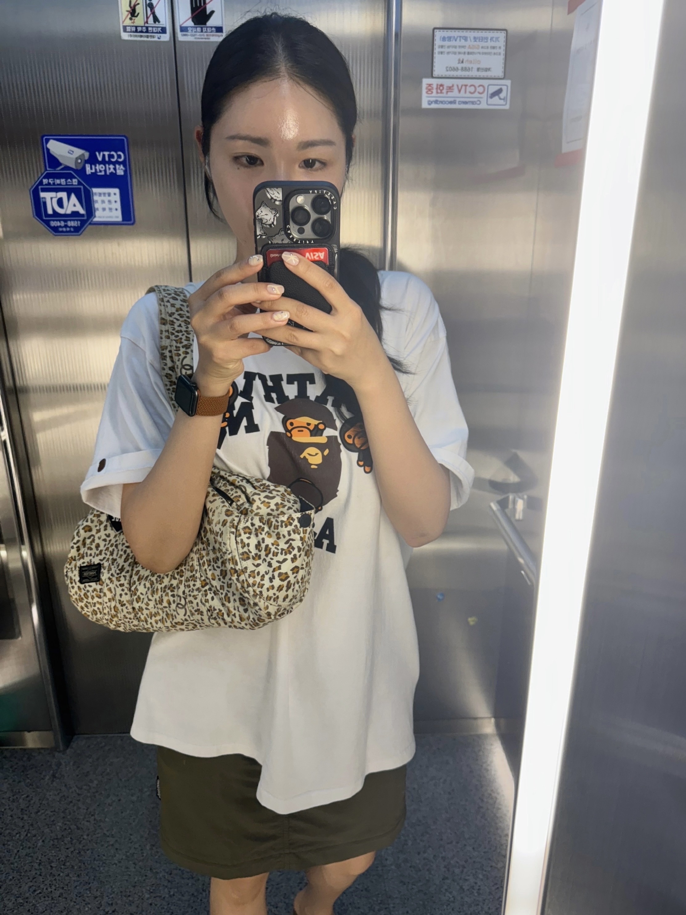 BAPE College Milo T-shirt White 착용 스타일 - 2