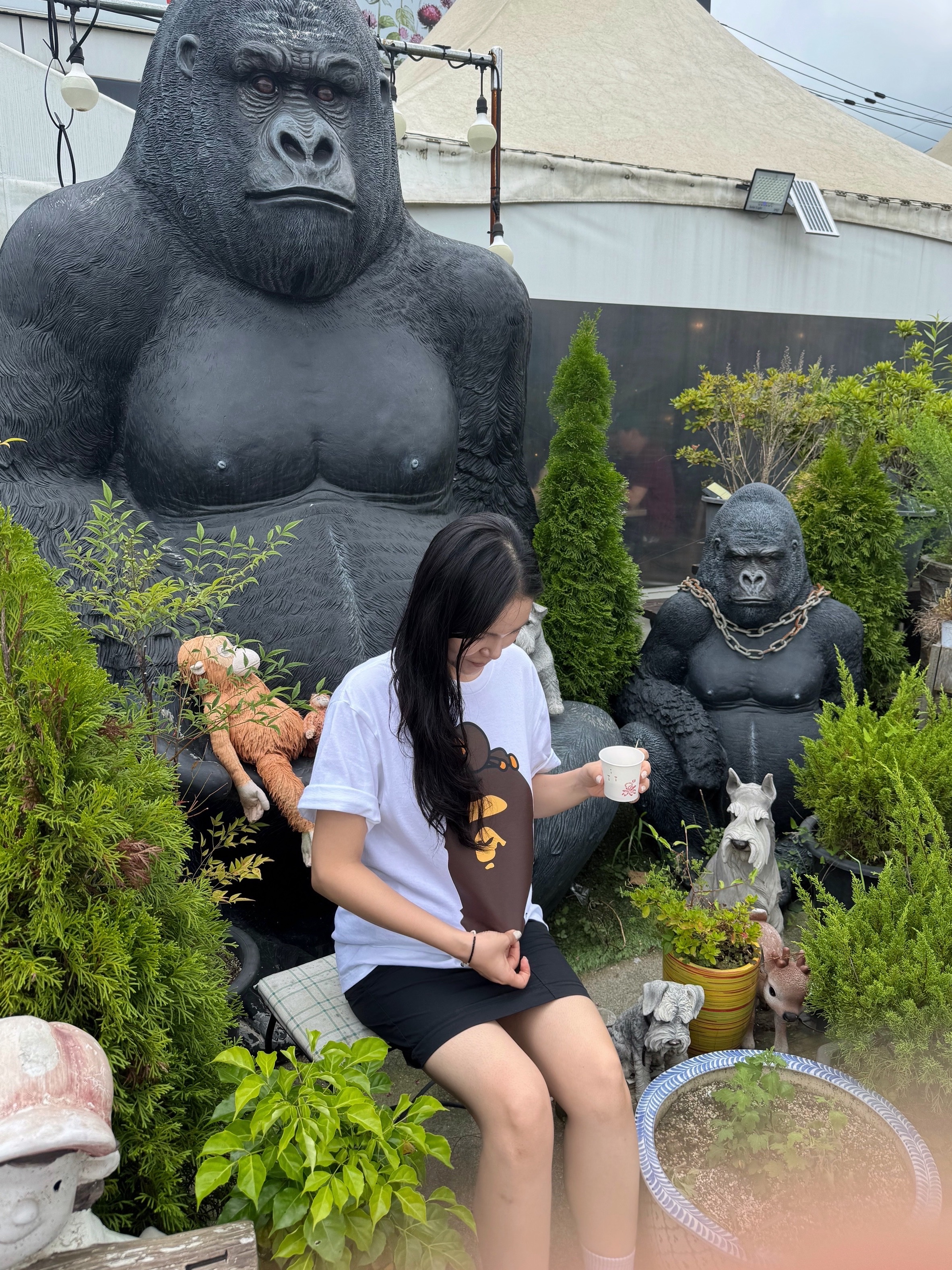 BAPE Milo On Big Ape T-Shirt White, Onitsuka Tiger Mexico 66 SD Yellow Black 착용 스타일 - 2
