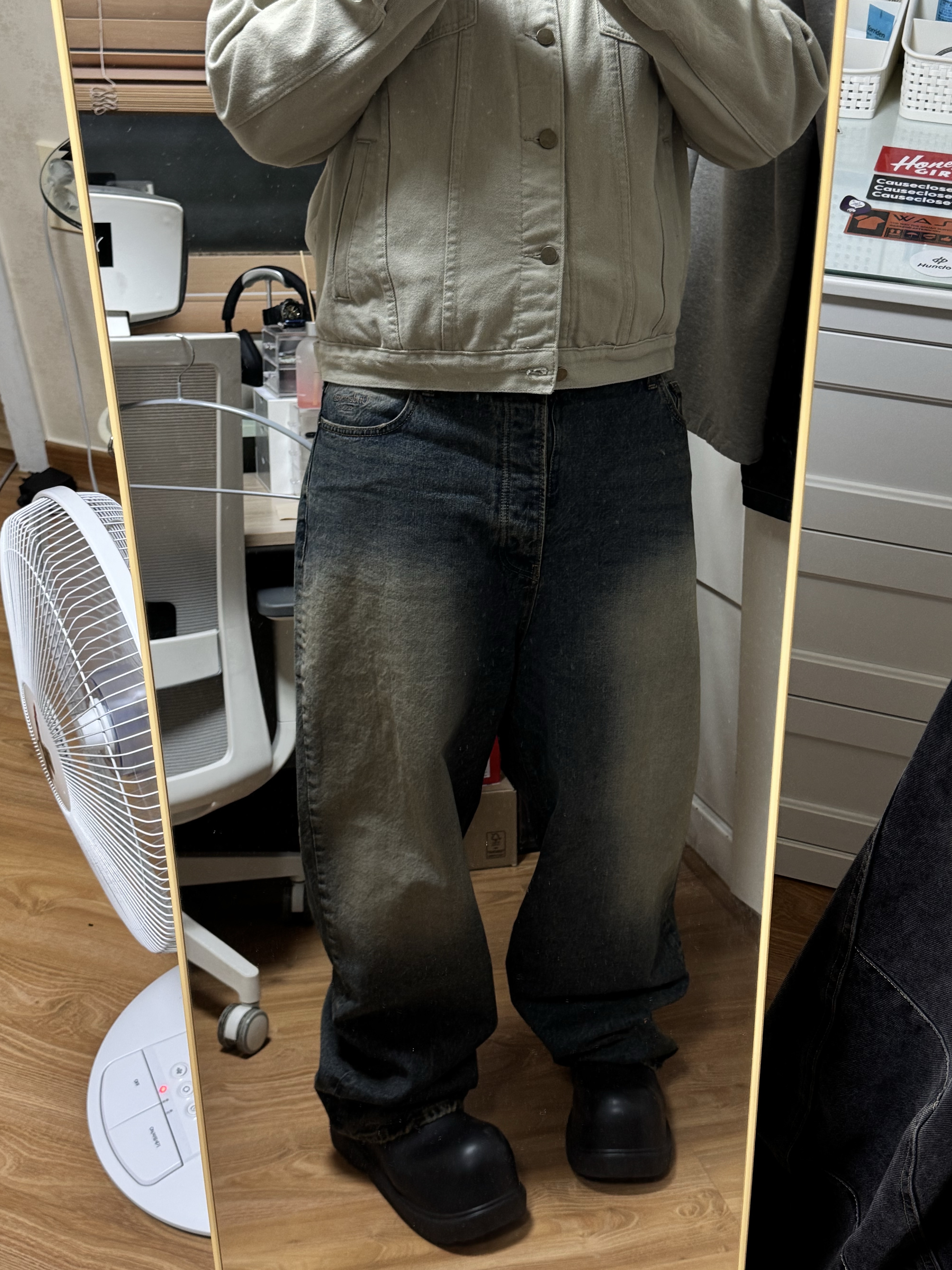Undermycar Mu.26 Anti Fxxking Logo Play Brush Washed Wide Jeans Oil Blue 착용 스타일