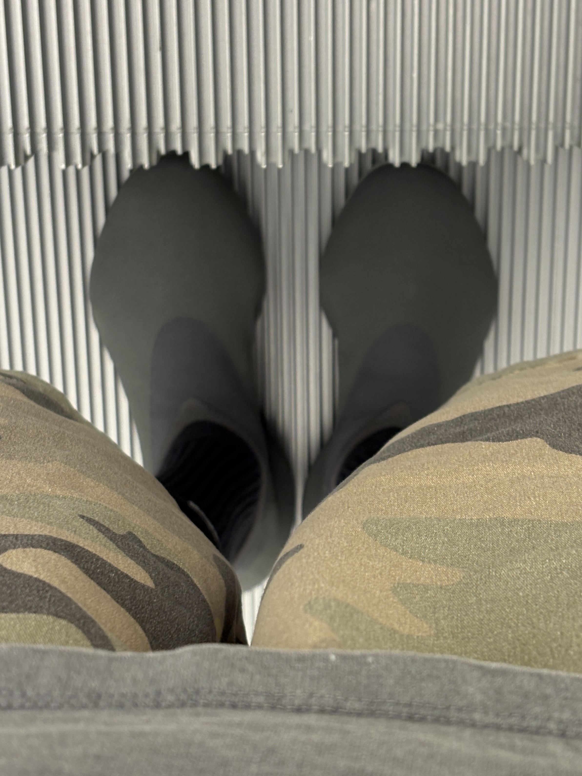 Adidas Yeezy Knit RNR Fade Onyx 착용 스타일